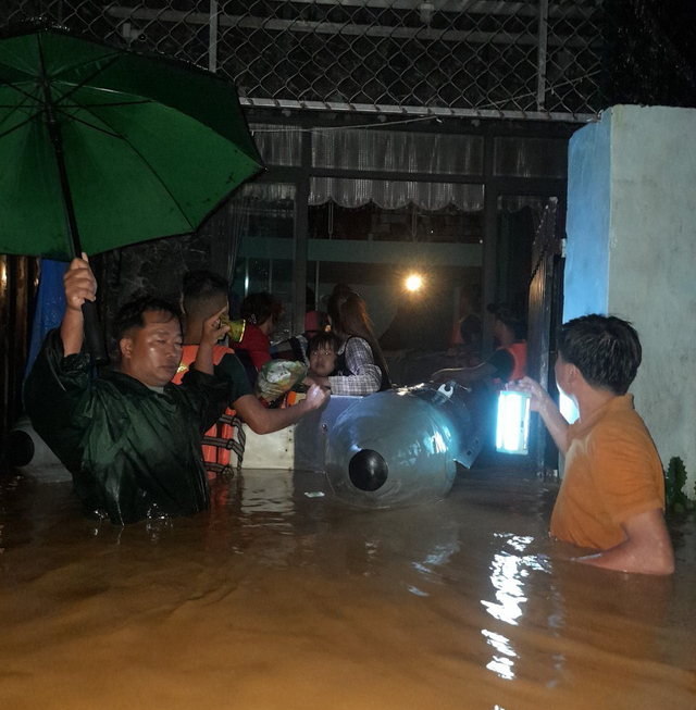 Duyên nợ bất ngờ trong đêm đại hồng thủy - Ảnh 3.