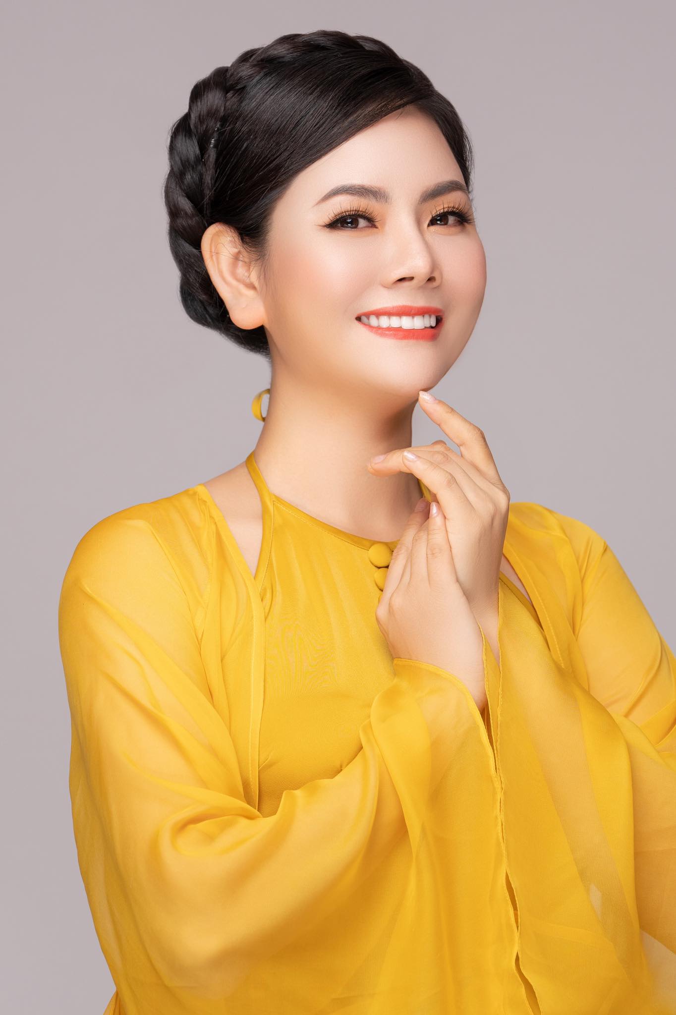 Ca sĩ Việt Hoàn: Chương trình nhạc cách mạng không bao giờ ế vé hay lỗ - Ảnh 2.