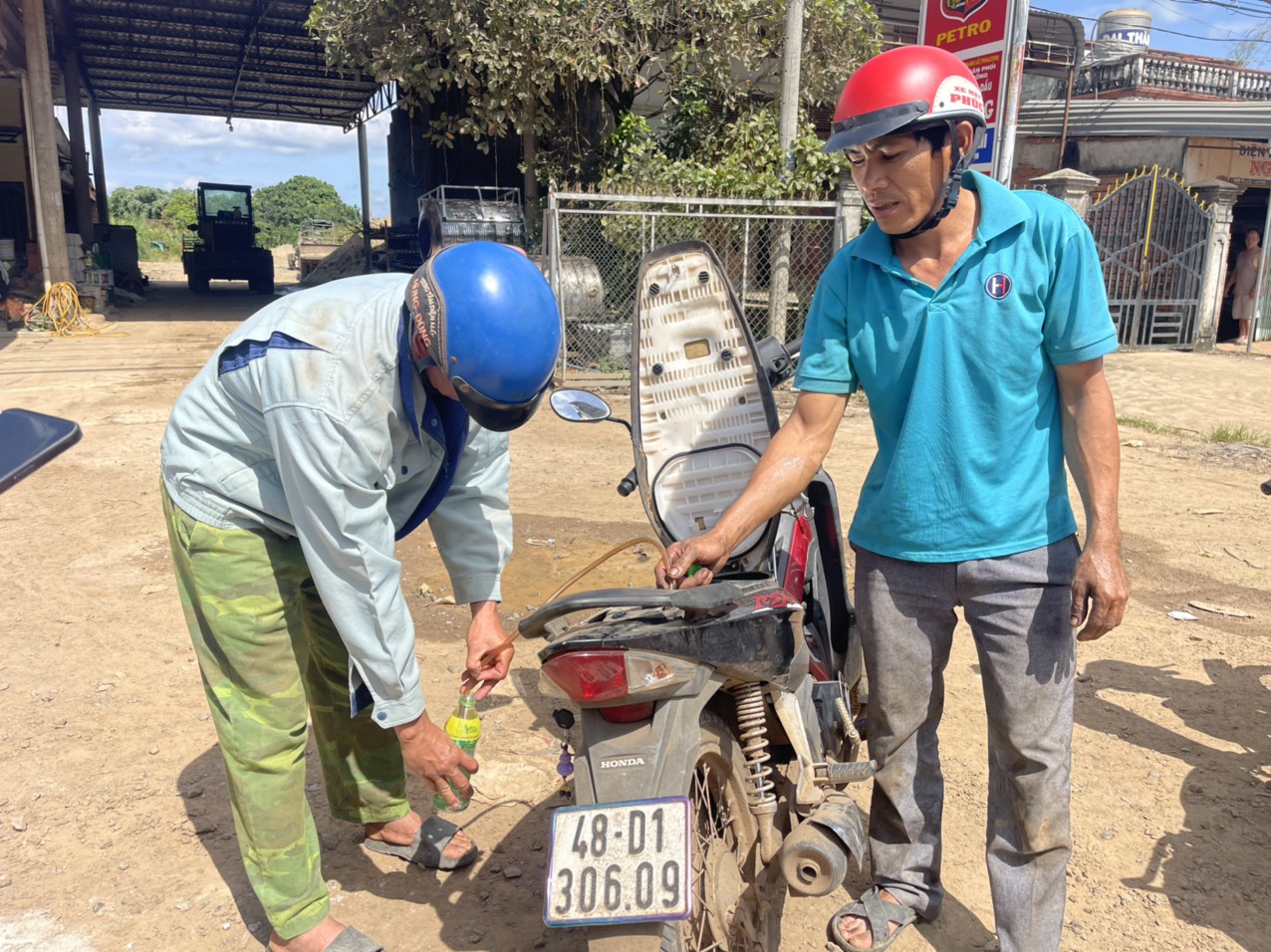 Hàng loạt cây xăng ở Đắk Nông đóng cửa, nhiều điểm chỉ còn dầu, hết xăng - Ảnh 1.