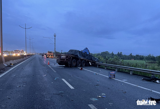 Hai xe container va chạm trên cao tốc TP.HCM - Trung Lương, 3 người bị thương - Ảnh 2.