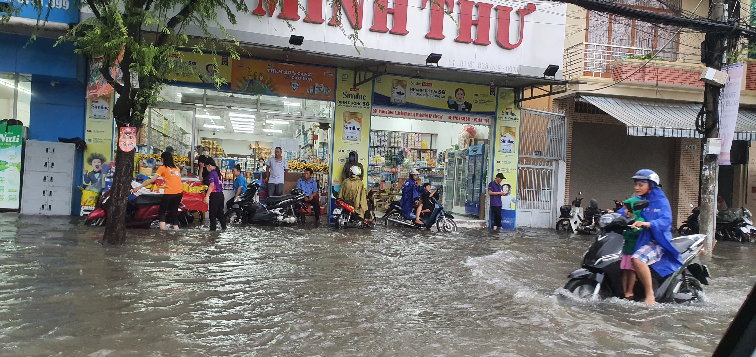 Hết khổ sở vì triều cường, người Cần Thơ lại bì bõm vì mưa lớn - Ảnh 1.