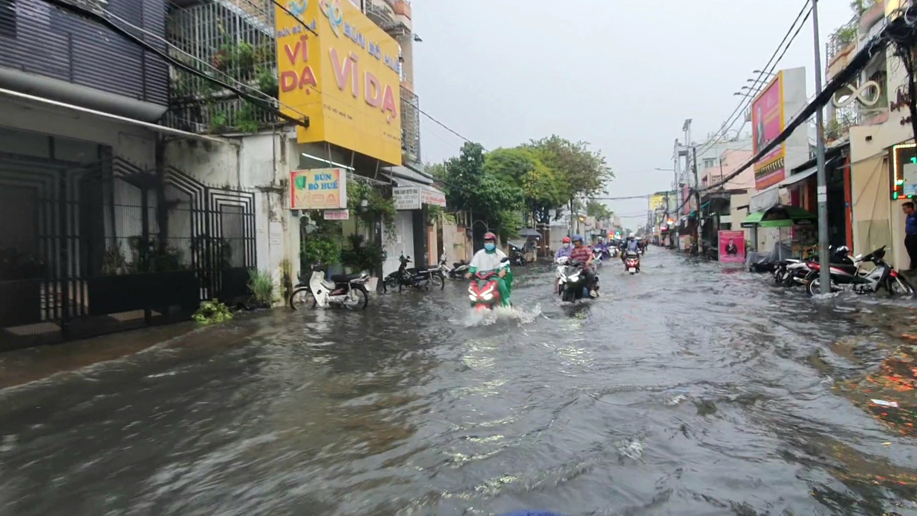 Hết khổ sở vì triều cường, người Cần Thơ lại bì bõm vì mưa lớn - Ảnh 2.