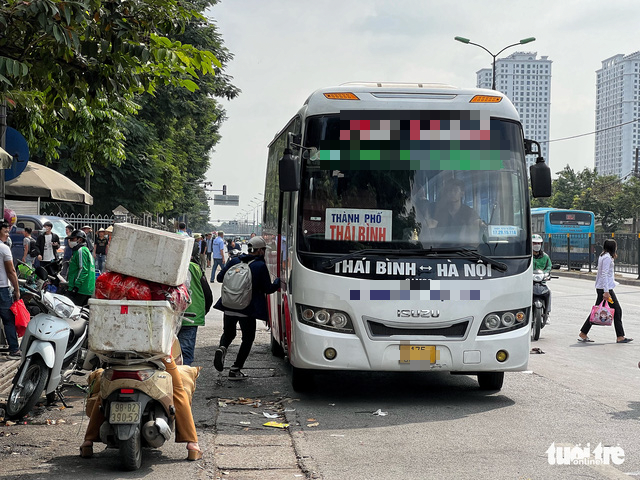 Xe khách dừng đột ngột để bắt khách tại bến cóc dọc đường, dân bức xúc: Sao mãi không dẹp được? - Ảnh 6.