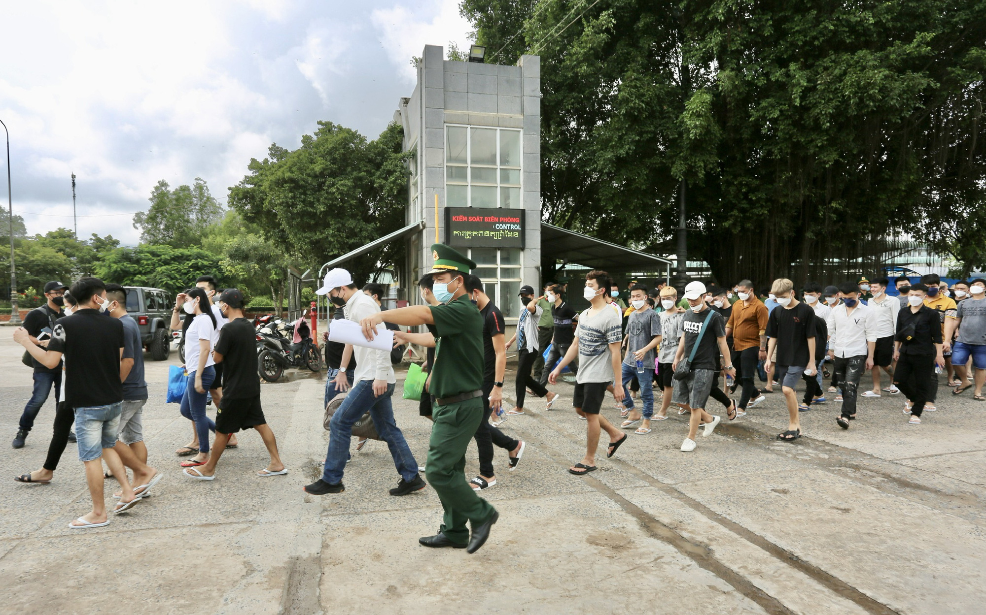 Bắt giữ người nước ngoài vận chuyển ma túy từ Campuchia qua Việt Nam - Ảnh 2.