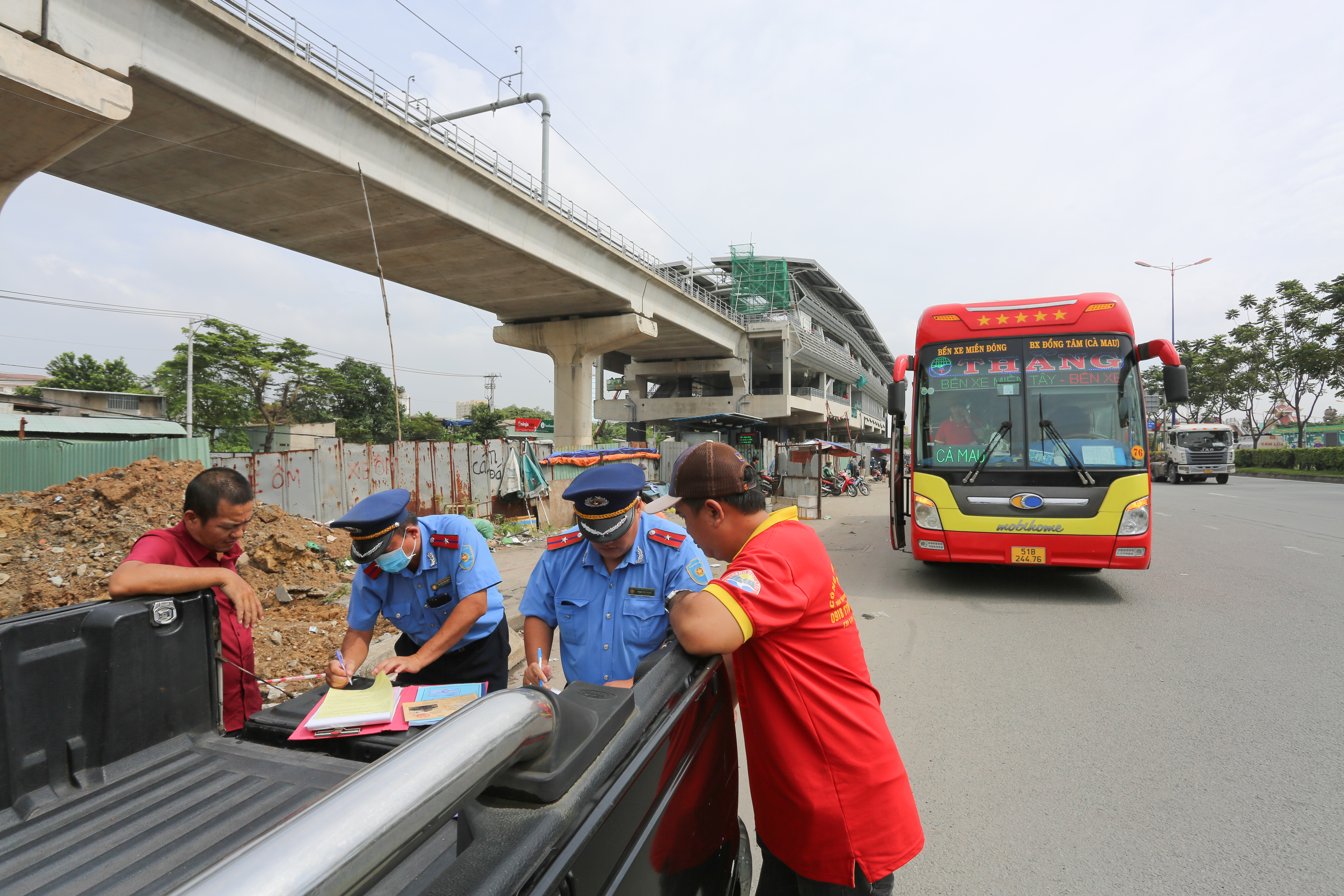 Dẹp ‘xe dù’, lực lượng chức năng cũng bị... tạt đầu - Ảnh 1.