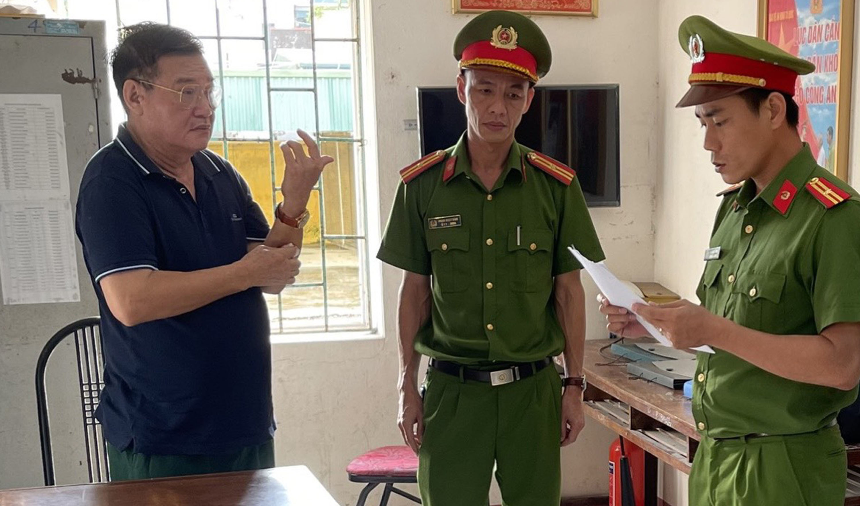 Thêm một giám đốc bị bắt vụ nghiệm thu đường không đúng thực tế - Ảnh 1. Thêm một giám đốc bị bắt vụ nghiệm thu đường không đúng thực tế - Ảnh 1.