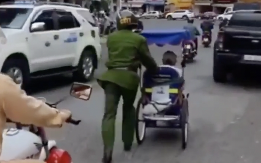 Ấm lòng dân mạng 'truy tìm' ba con bò đi lạc cho lão nông nghèo- Ảnh 4. Ấm lòng cảnh sát đẩy xe lăn đi vá cho ông cụ bán vé số