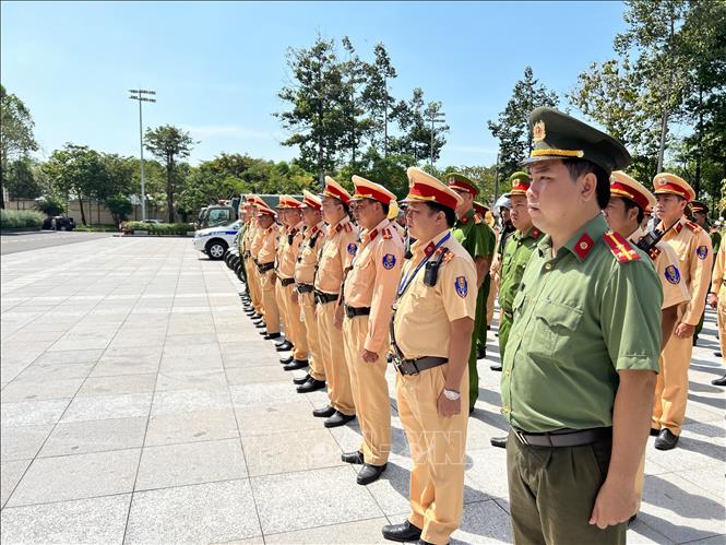 Công an Bình Dương ra mắt tổ tuần tra đặc biệt 171 - Ảnh 1.