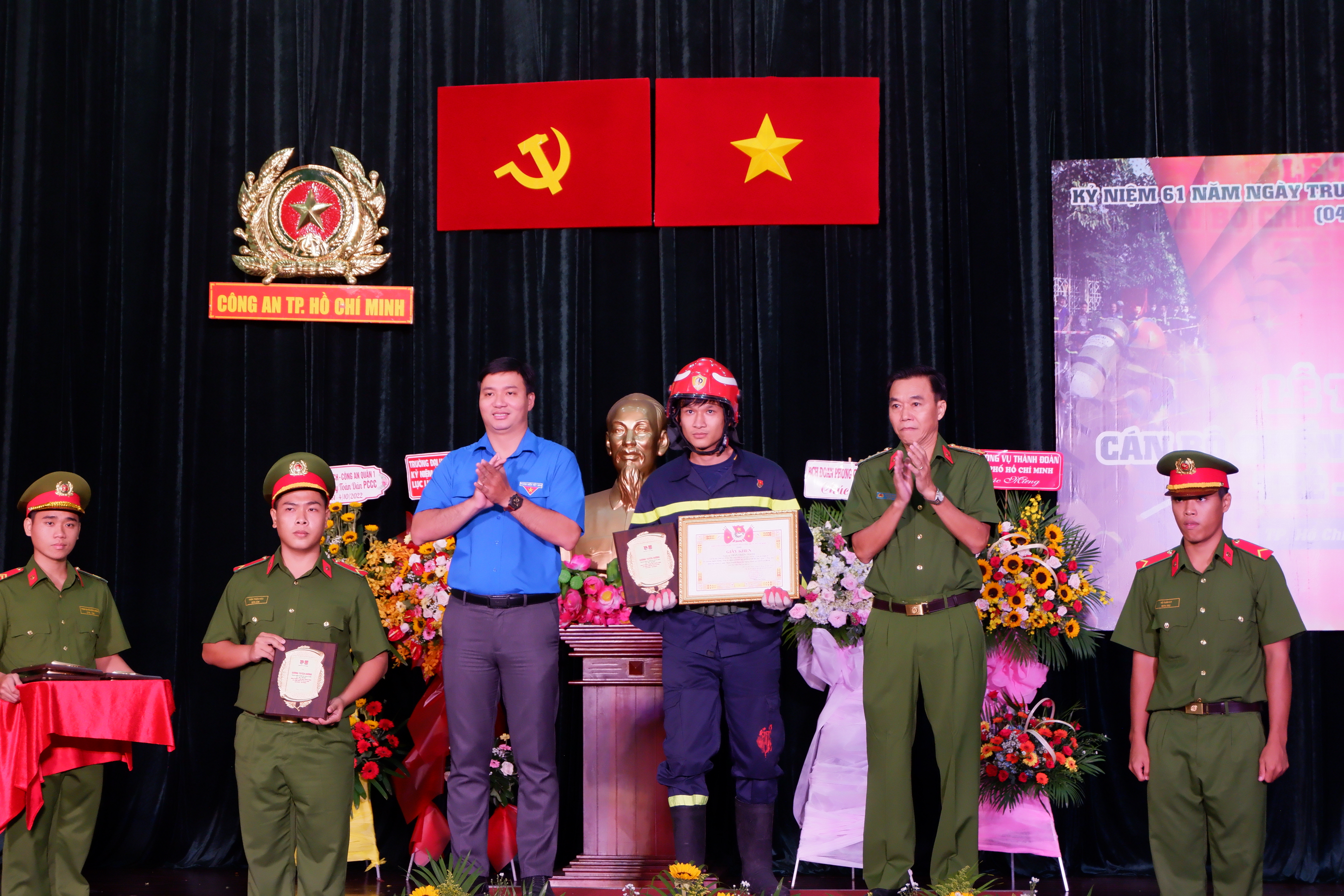 ‘Làm việc ở nơi ai cũng tìm cách thoát ra, còn chúng tôi lao vào’ - Ảnh 2. ‘Làm việc ở nơi ai cũng tìm cách thoát ra, còn chúng tôi lao vào’ - Ảnh 2.