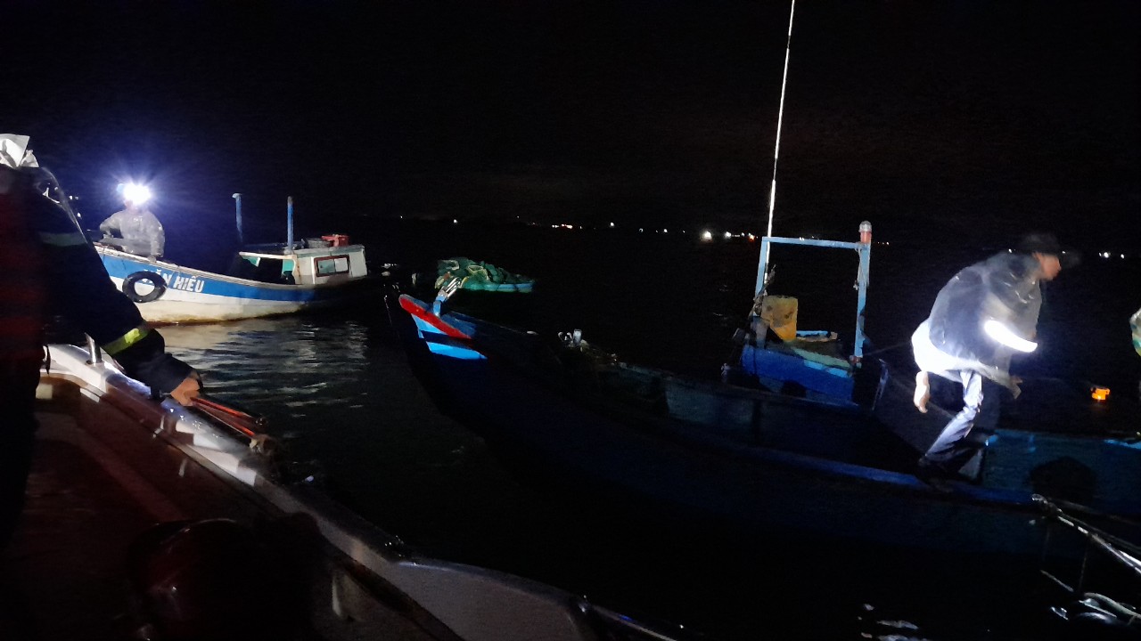 Dông lốc làm chìm ghe chở hải sản, vợ chết, chồng mất tích - Ảnh 2. Dông lốc làm chìm ghe chở hải sản, vợ chết, chồng mất tích - Ảnh 2.