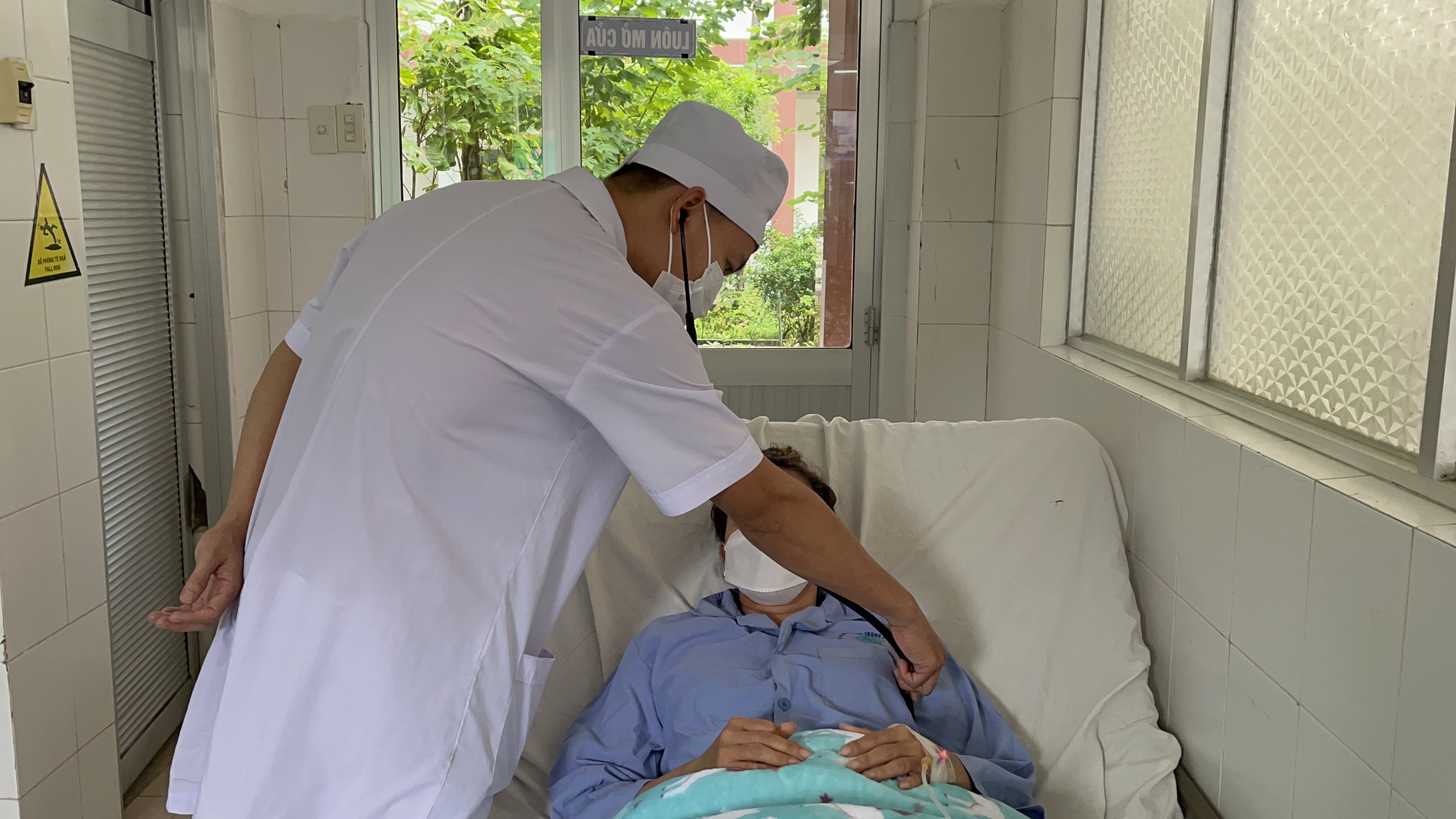 Can thiệp cầm máu cho bệnh nhân sốt xuất huyết biến chứng hiếm gặp - Ảnh 1.