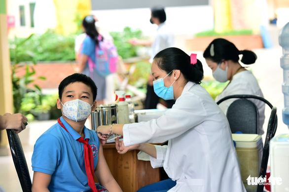 Vụ tìm 579 nhân viên y tế không cho con tiêm vắc xin: Thay vì trách, nên thông cảm - Ảnh 1. Vụ tìm 579 nhân viên y tế không cho con tiêm vắc xin: Thay vì trách, nên thông cảm - Ảnh 1.