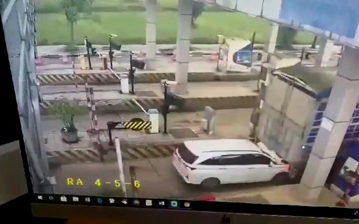 Xe cộ rủ nhau né trạm thu phí 'cày nát' đường dân sinh: Yêu cầu kiểm tra tải trọng xe- Ảnh 5. Xe con gặp nạn vì