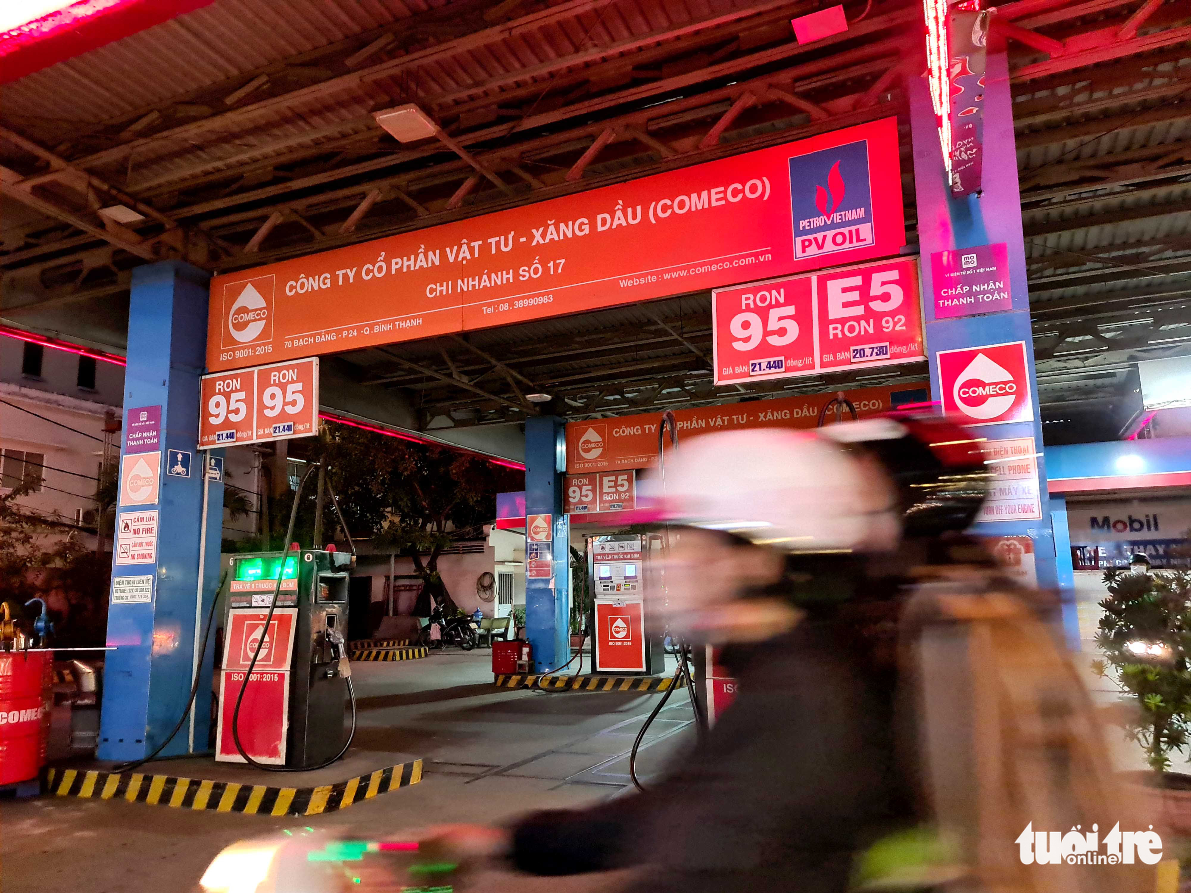 Nửa đêm người dân TP.HCM ùn ùn đi đổ xăng, chen nhau từng chút - Ảnh 11. Nửa đêm người dân TP.HCM ùn ùn đi đổ xăng, chen nhau từng chút - Ảnh 11.