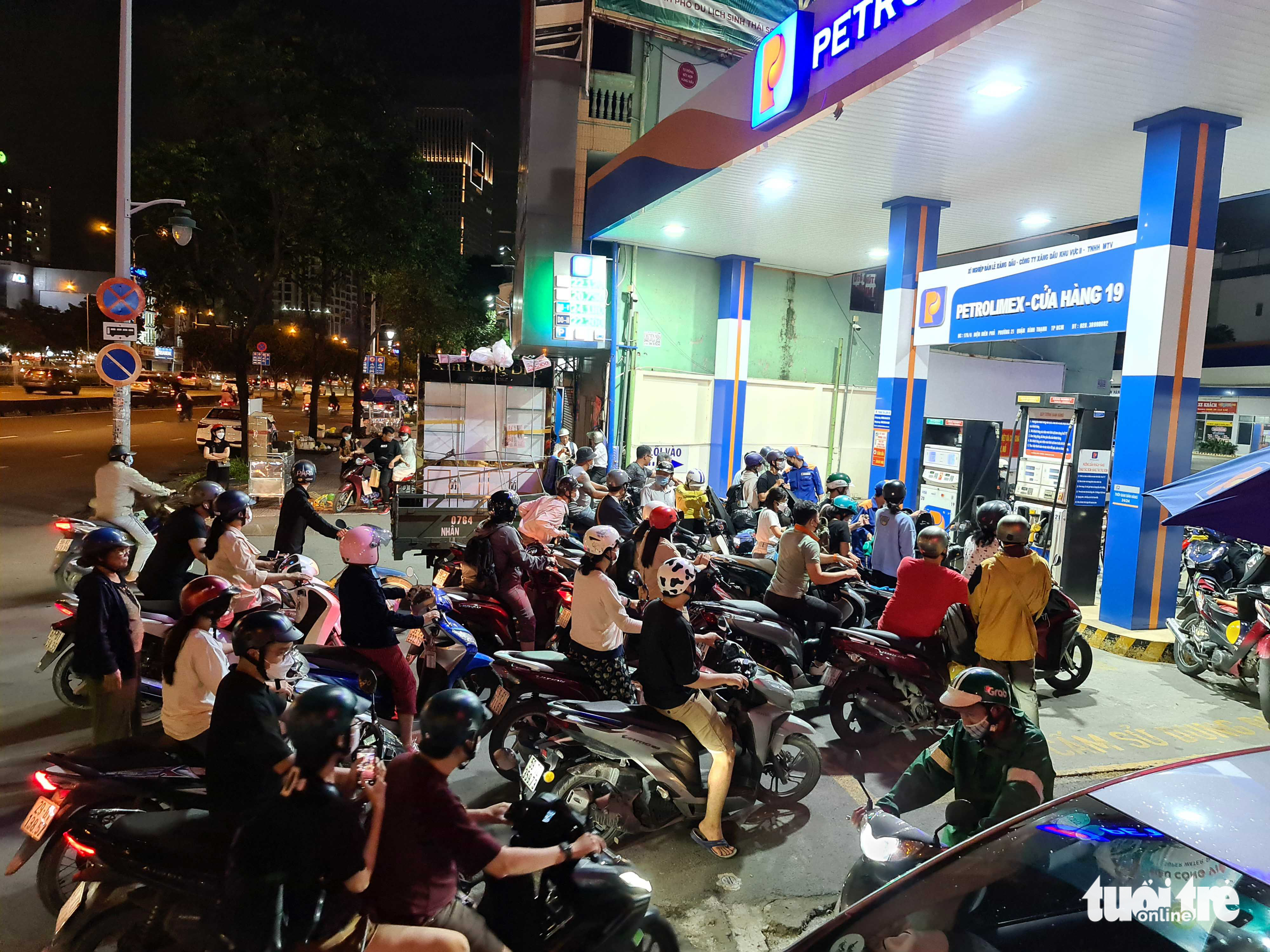 Nửa đêm người dân TP.HCM ùn ùn đi đổ xăng, chen nhau từng chút - Ảnh 10. Nửa đêm người dân TP.HCM ùn ùn đi đổ xăng, chen nhau từng chút - Ảnh 10.