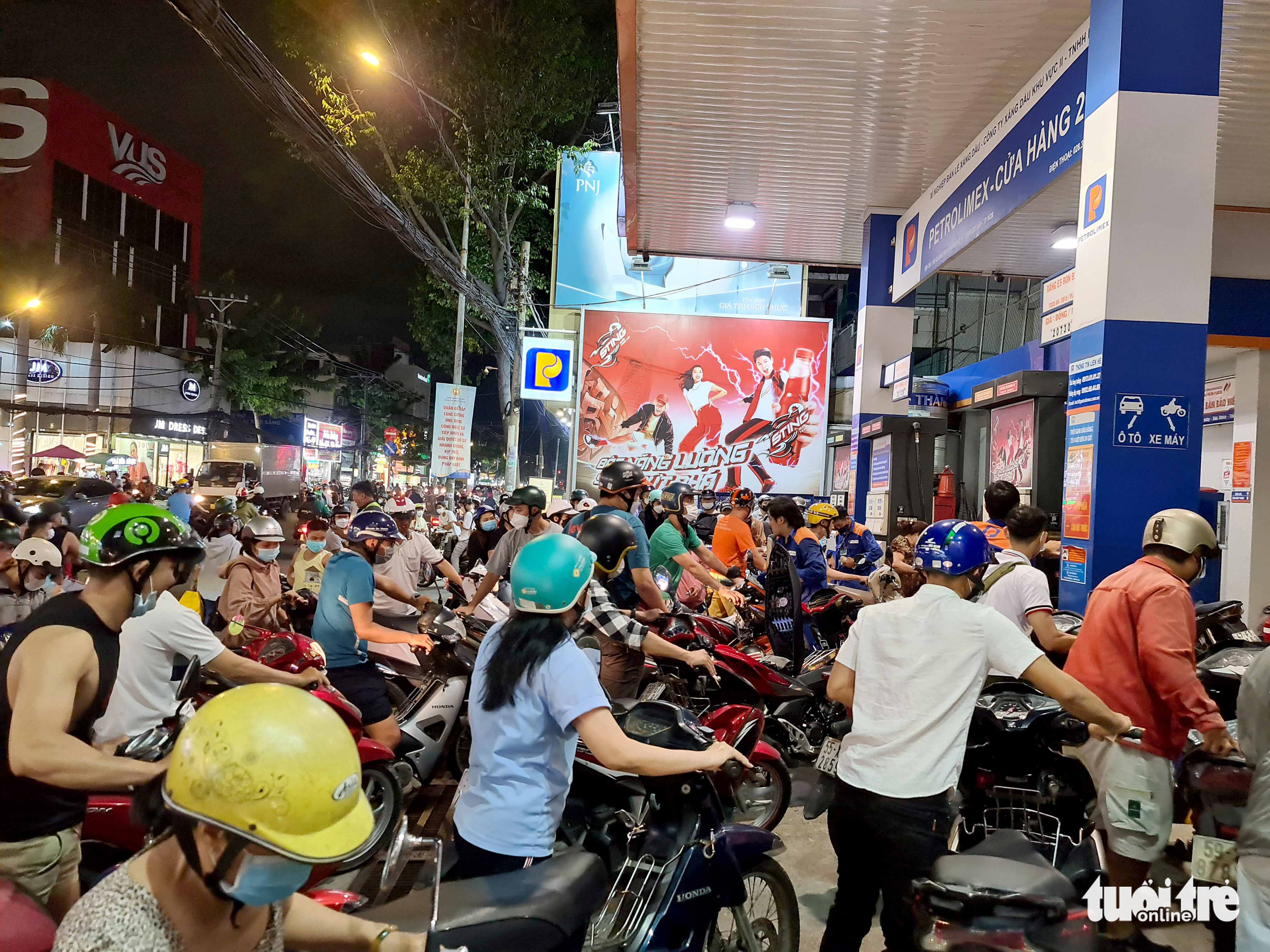 Đêm nay 80 xe bồn Petrolimex chở xăng dầu tăng cường cho các cây xăng tại TP.HCM - Ảnh 1. Đêm nay 80 xe bồn Petrolimex chở xăng dầu tăng cường cho các cây xăng tại TP.HCM - Ảnh 1.