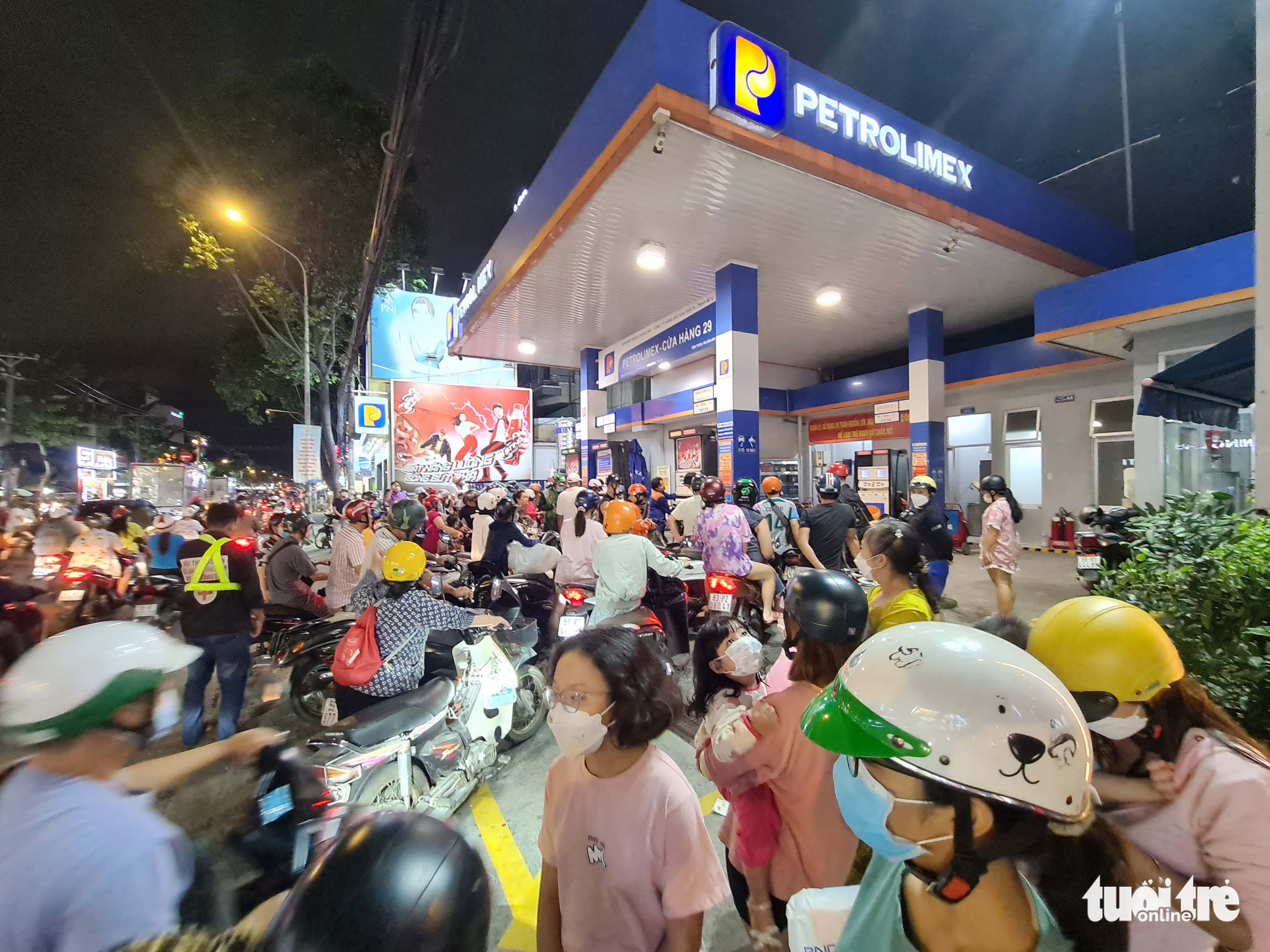 Nửa đêm người dân TP.HCM ùn ùn đi đổ xăng, chen nhau từng chút - Ảnh 8. Nửa đêm người dân TP.HCM ùn ùn đi đổ xăng, chen nhau từng chút - Ảnh 8.