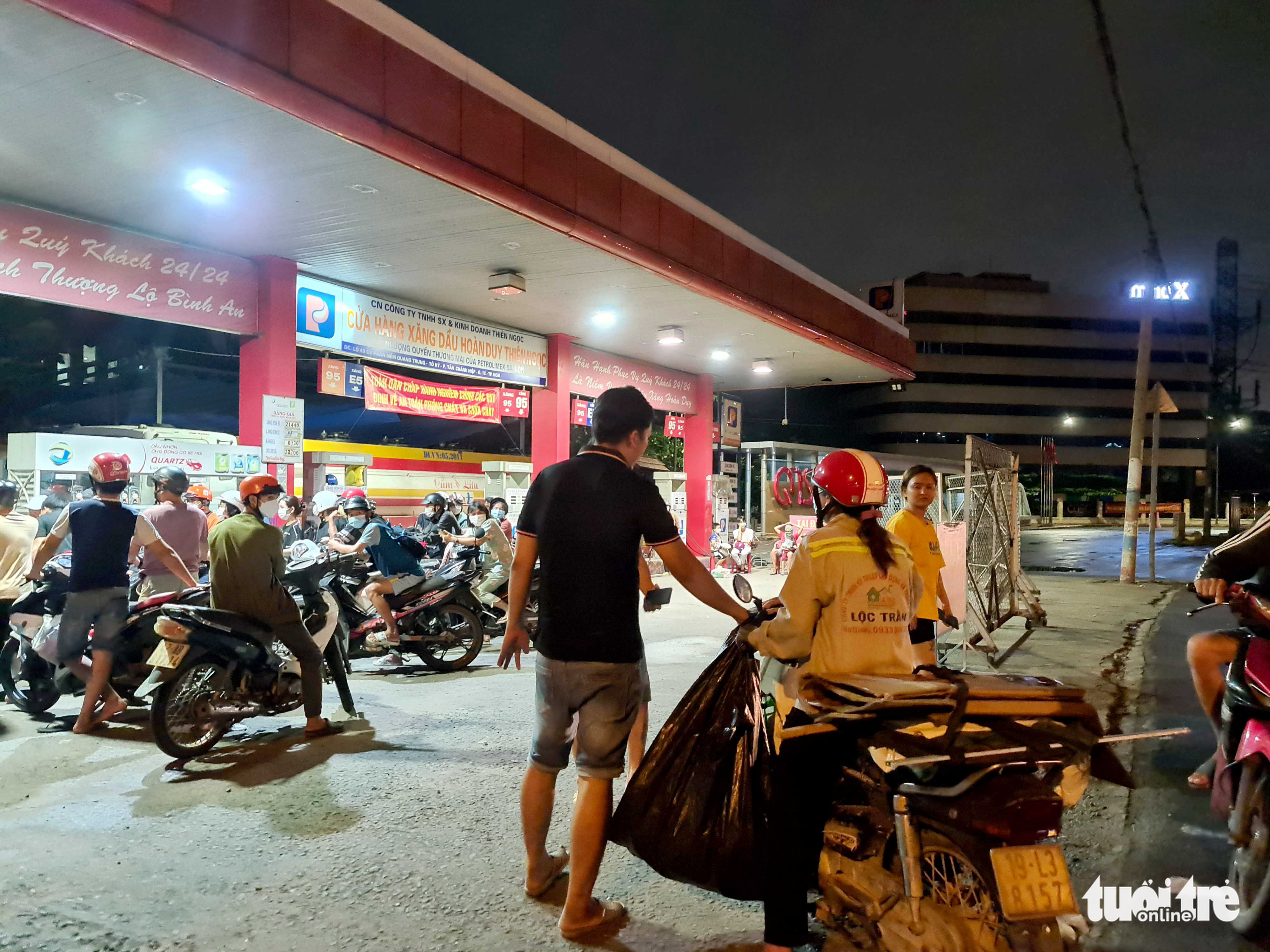 Nửa đêm người dân TP.HCM ùn ùn đi đổ xăng, chen nhau từng chút - Ảnh 9. Nửa đêm người dân TP.HCM ùn ùn đi đổ xăng, chen nhau từng chút - Ảnh 9.