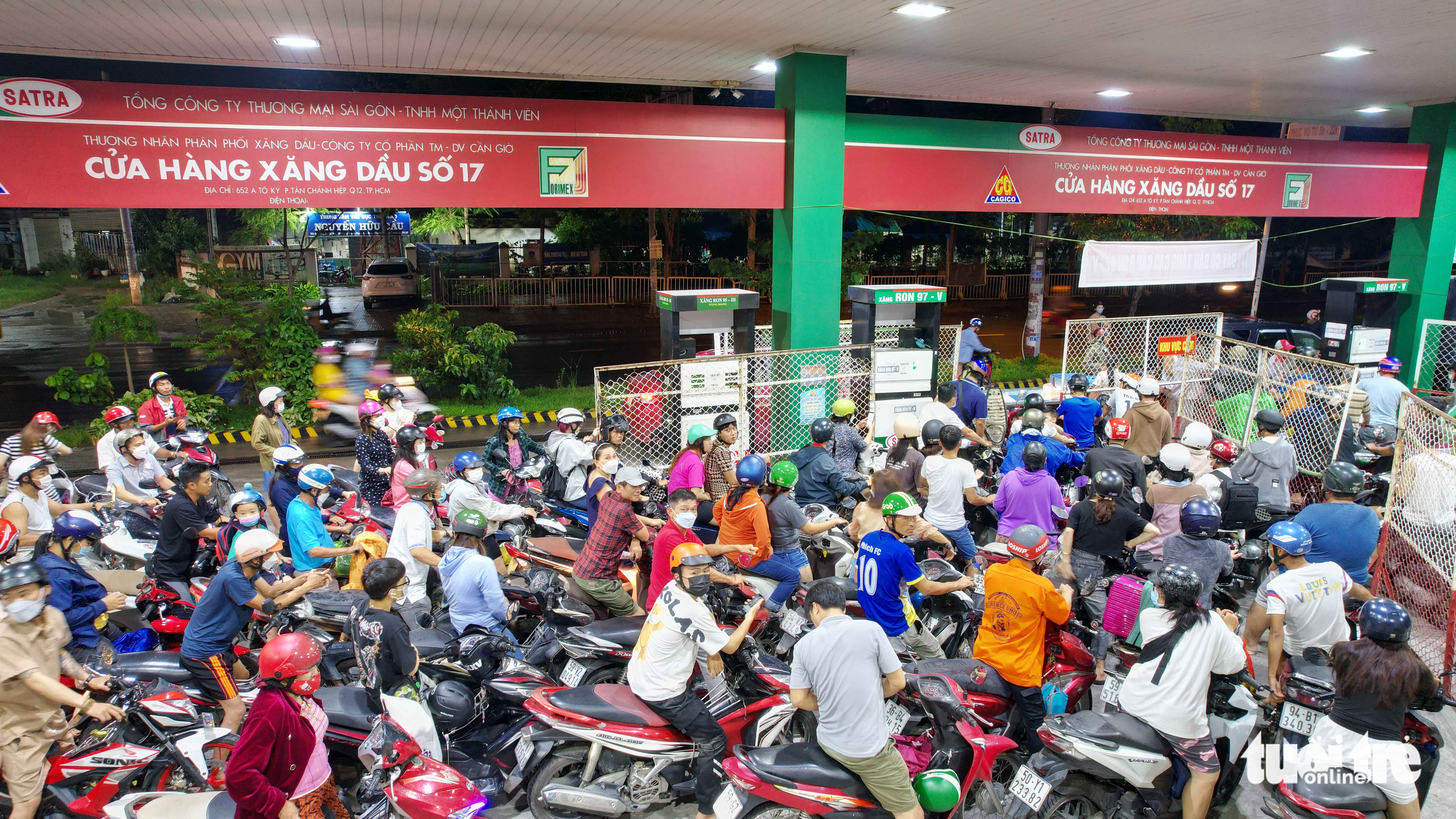 Nửa đêm người dân TP.HCM ùn ùn đi đổ xăng, chen nhau từng chút - Ảnh 2. Nửa đêm người dân TP.HCM ùn ùn đi đổ xăng, chen nhau từng chút - Ảnh 2.