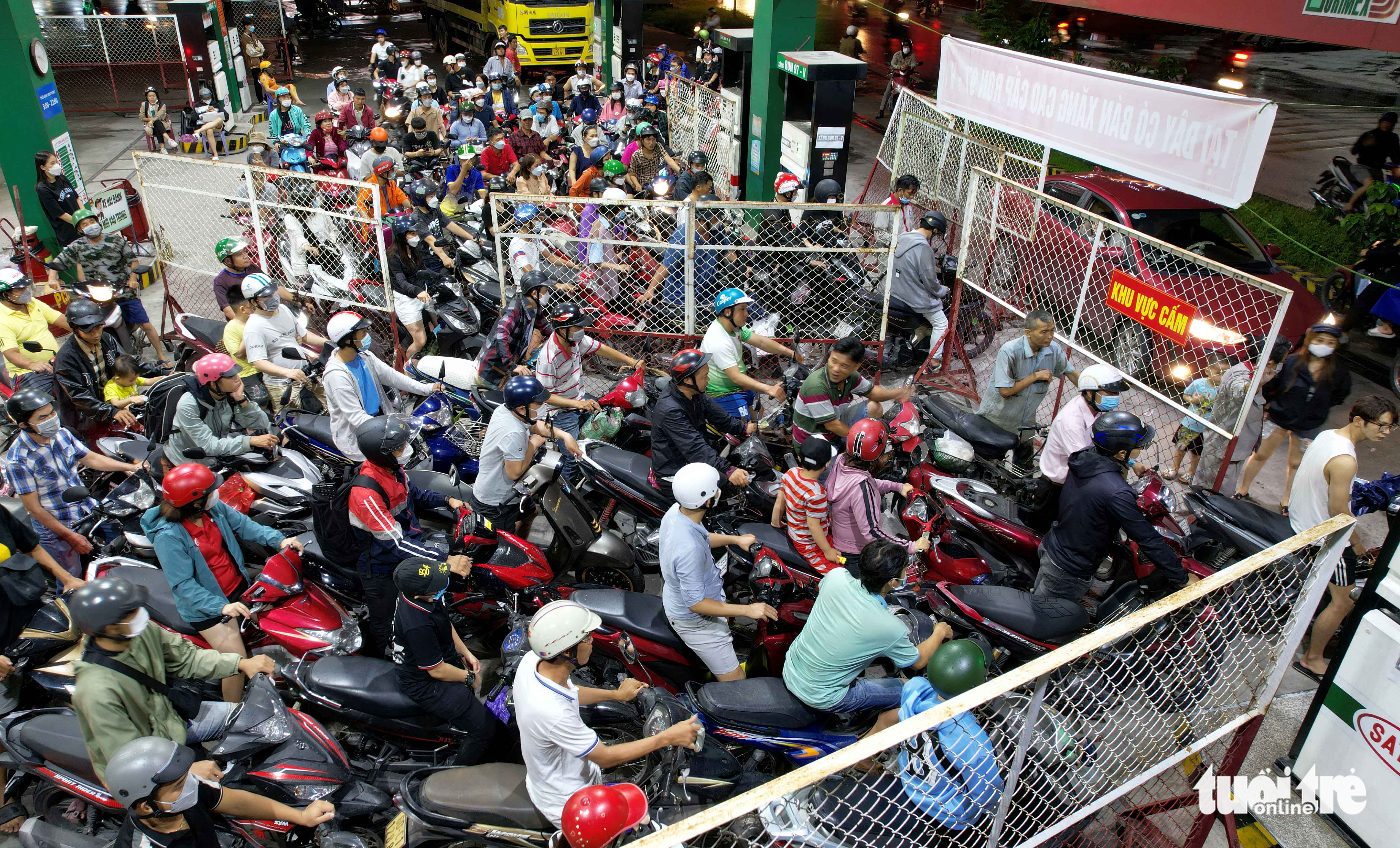 Nửa đêm người dân TP.HCM ùn ùn đi đổ xăng, chen nhau từng chút - Ảnh 1. Nửa đêm người dân TP.HCM ùn ùn đi đổ xăng, chen nhau từng chút - Ảnh 1.
