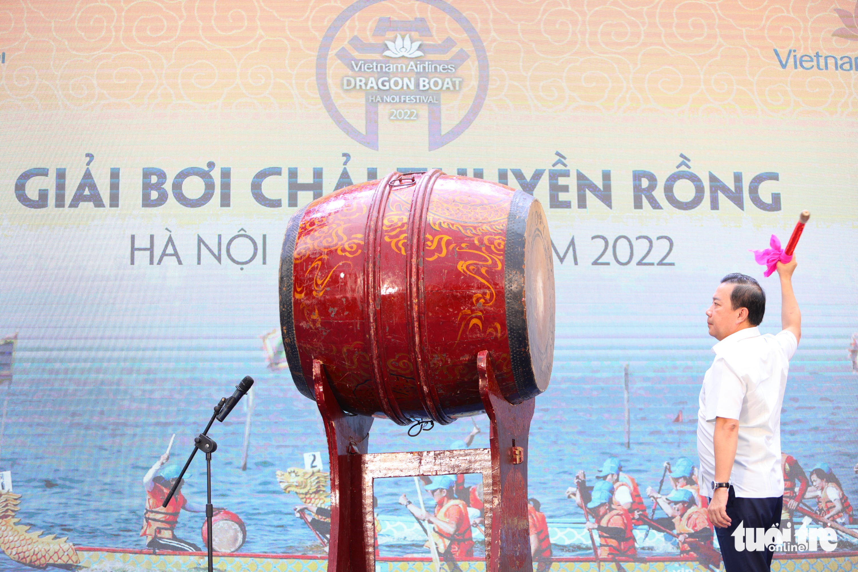 Đua thuyền rồng ở hồ Tây giữa trời mưa - Ảnh 1. Đua thuyền rồng ở hồ Tây giữa trời mưa - Ảnh 1.