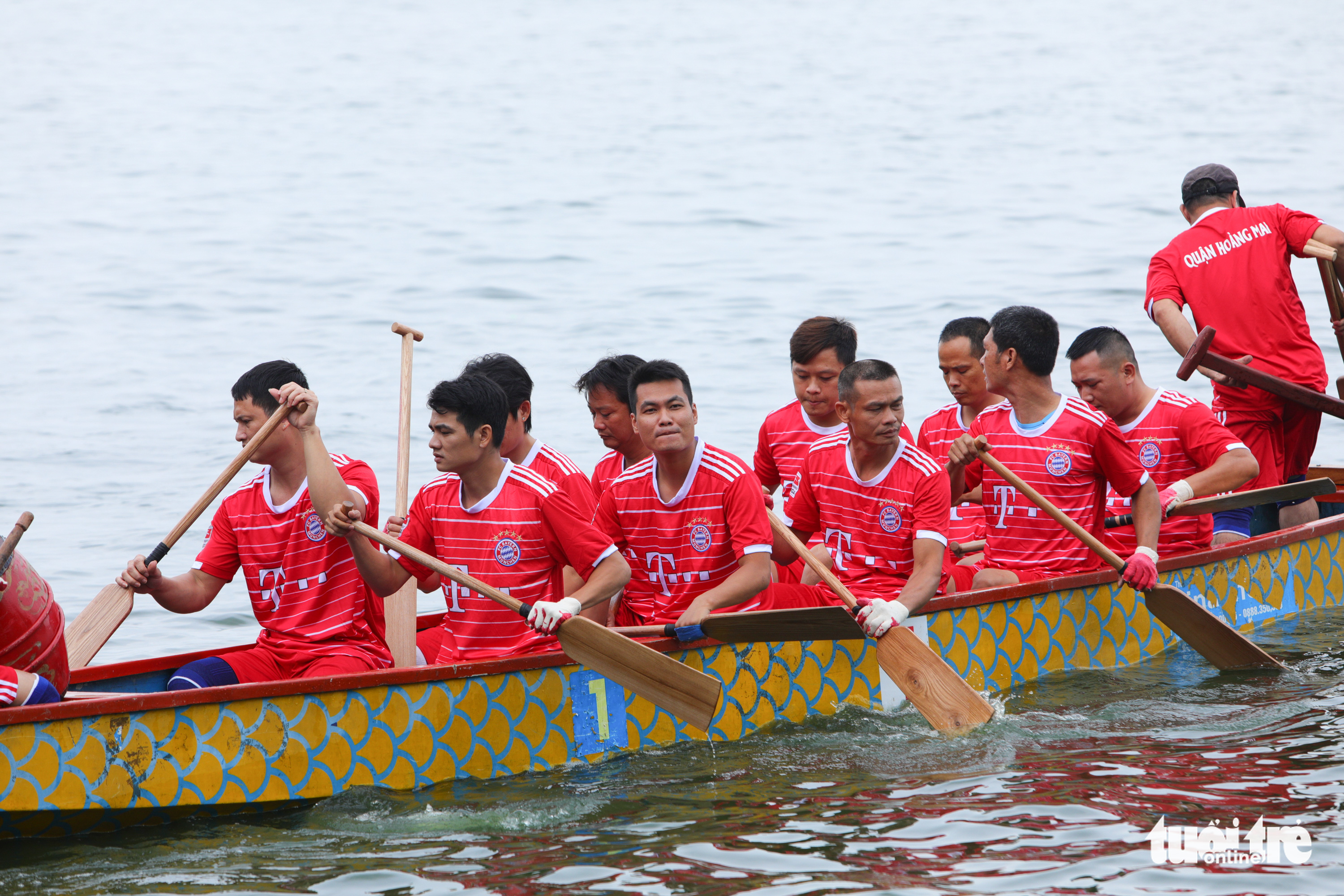 Đua thuyền rồng ở hồ Tây giữa trời mưa - Ảnh 3. Đua thuyền rồng ở hồ Tây giữa trời mưa - Ảnh 3.