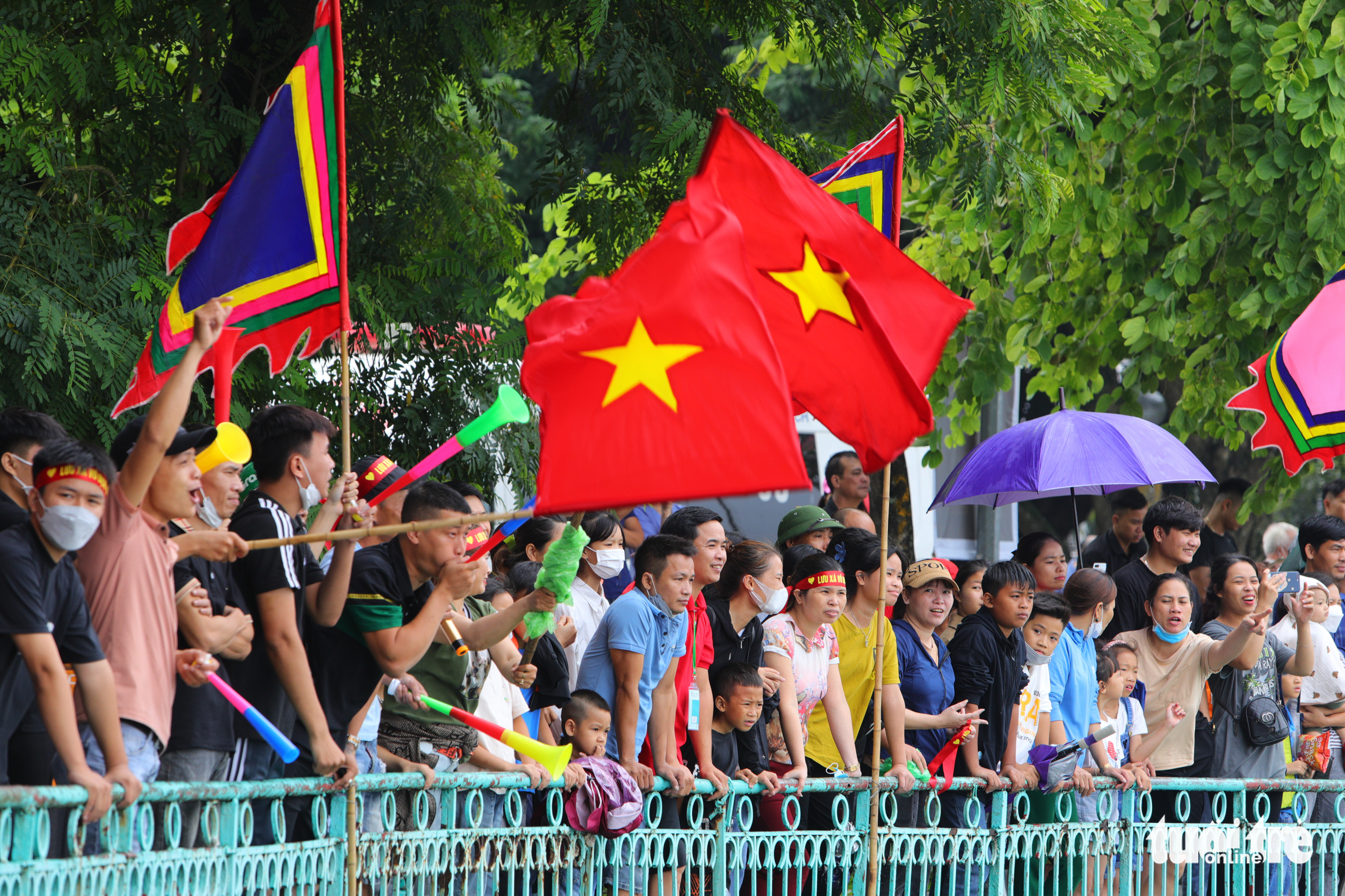 Đua thuyền rồng ở hồ Tây giữa trời mưa - Ảnh 5. Đua thuyền rồng ở hồ Tây giữa trời mưa - Ảnh 5.