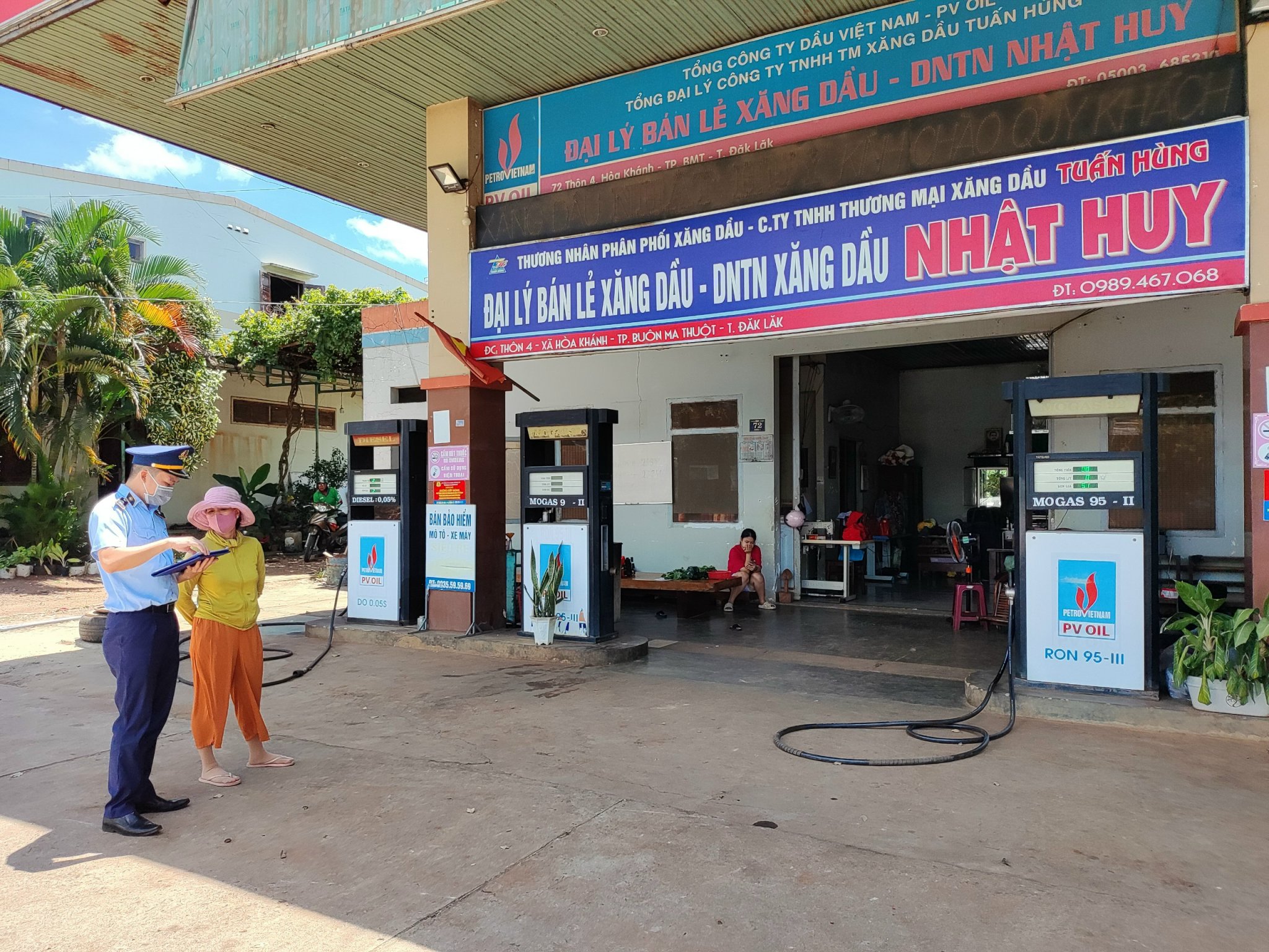 Các đại lý xăng dầu Đắk Lắk hứa không găm hàng, tăng giá - Ảnh 2. Các đại lý xăng dầu Đắk Lắk hứa không găm hàng, tăng giá - Ảnh 2.