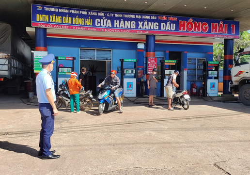 Các đại lý xăng dầu Đắk Lắk hứa không găm hàng, tăng giá - Ảnh 1. Các đại lý xăng dầu Đắk Lắk hứa không găm hàng, tăng giá - Ảnh 1.