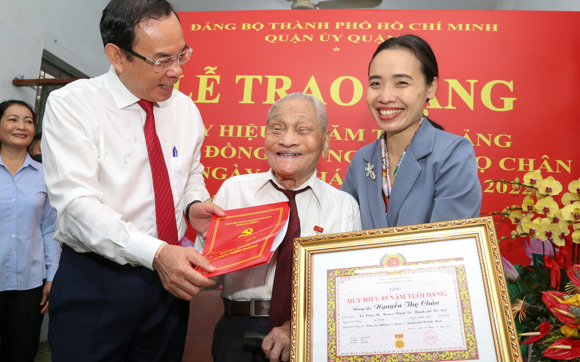 Trao Huy hiệu 85 năm tuổi Đảng cho ông Nguyễn Thọ Chân