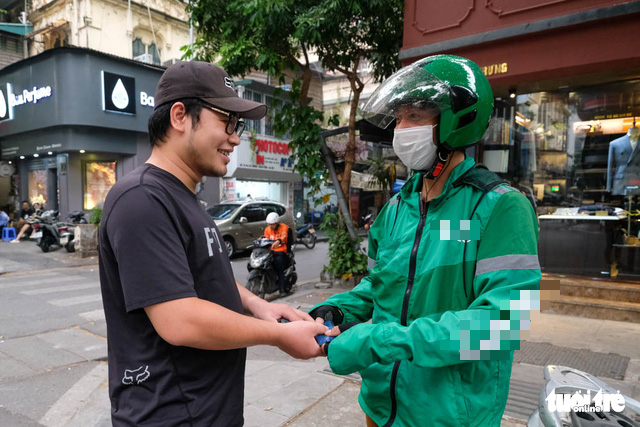 Lao động trình độ cao đi làm shipper có đáng lo ngại? - Ảnh 1.