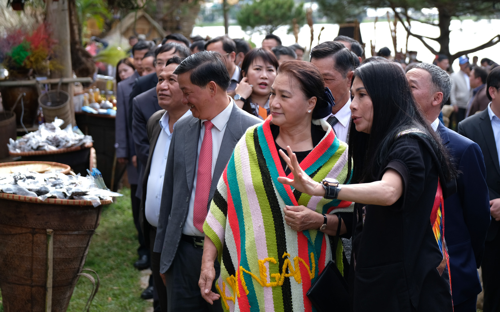 Tơ lụa và cổ vật của 