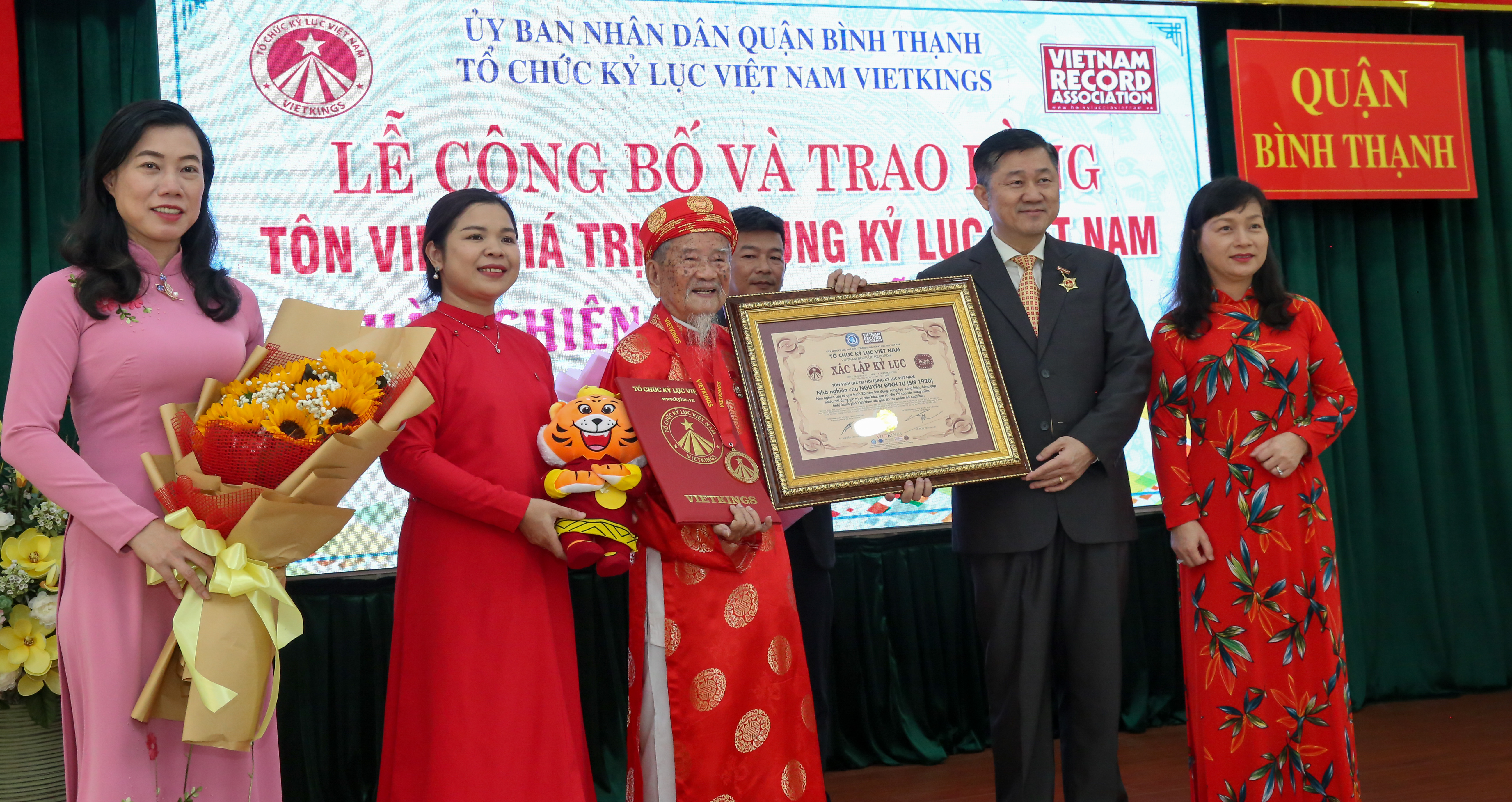 Nhà nghiên cứu 102 tuổi Nguyễn Đình Tư đạt kỷ lục Việt Nam về lao động, sáng tạo - Ảnh 1.
