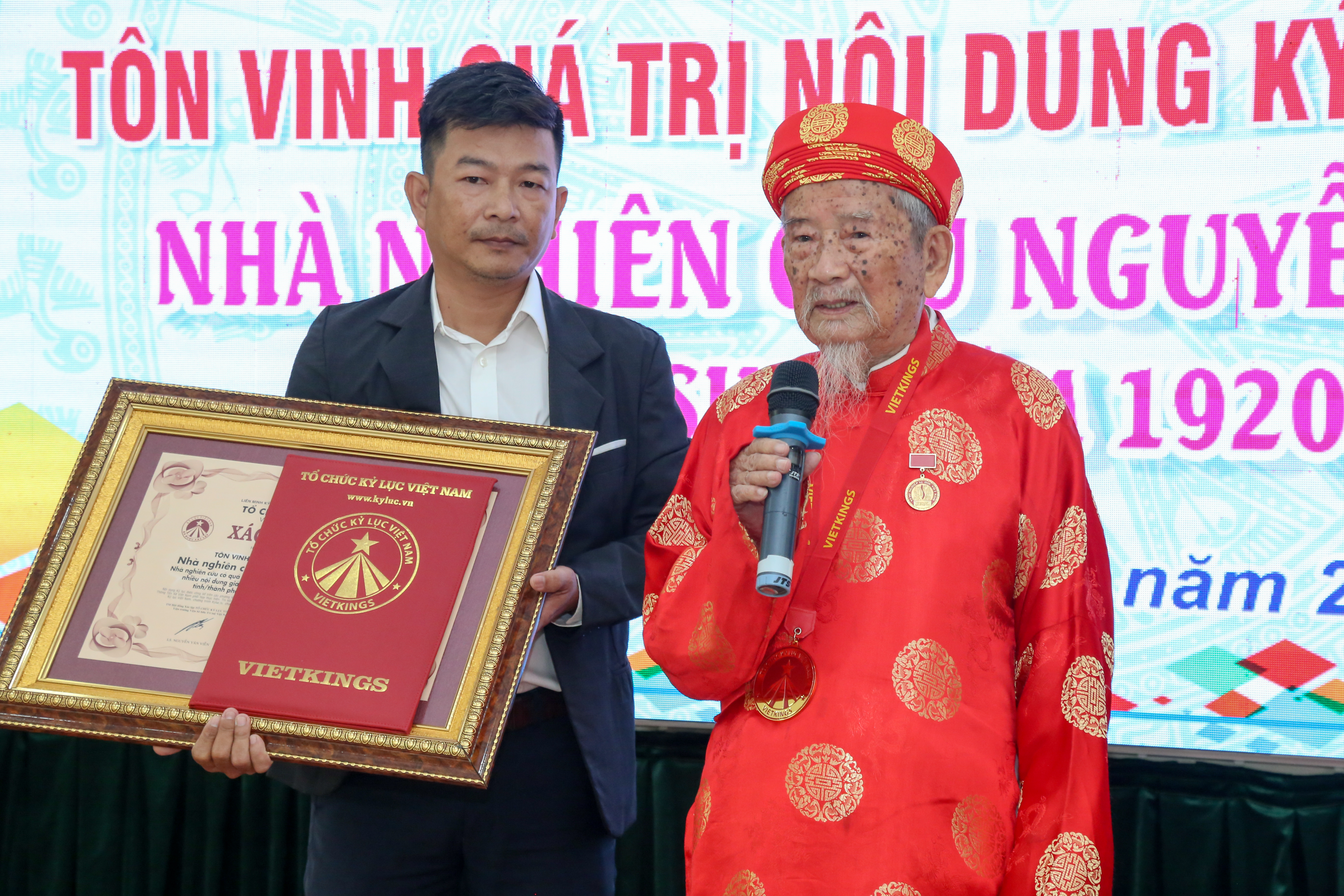 Nhà nghiên cứu 102 tuổi Nguyễn Đình Tư đạt kỷ lục Việt Nam về lao động, sáng tạo - Ảnh 2.