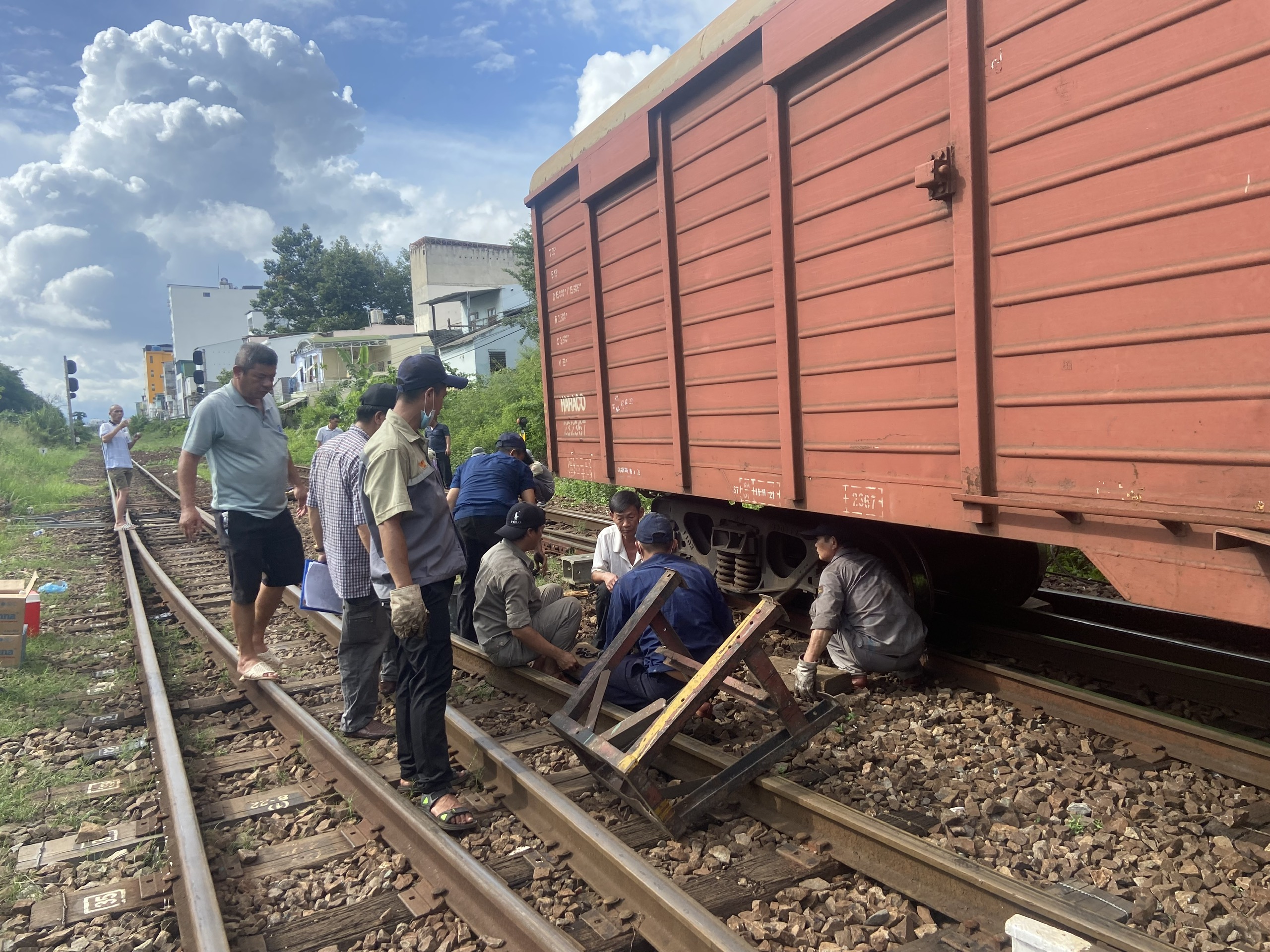 Khắc phục sự cố tàu hàng trật bánh ở Nha Trang, thông tuyến đường sắt Bắc - Nam - Ảnh 1.