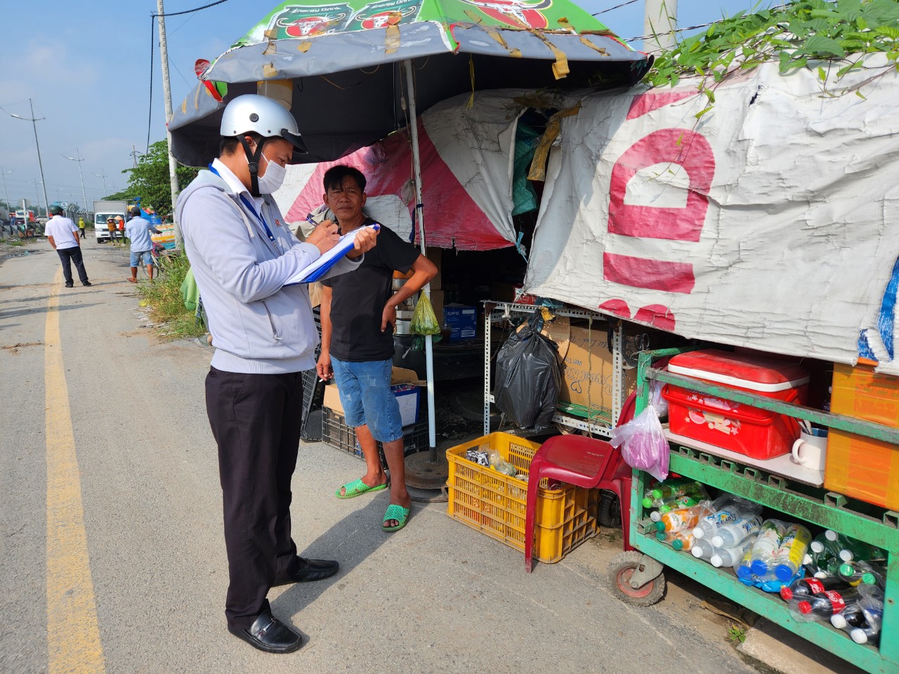 Tiếp tục xử lý người lấn chiếm lòng lề đường bán nước, đồ ăn... trên cao tốc - Ảnh 2.