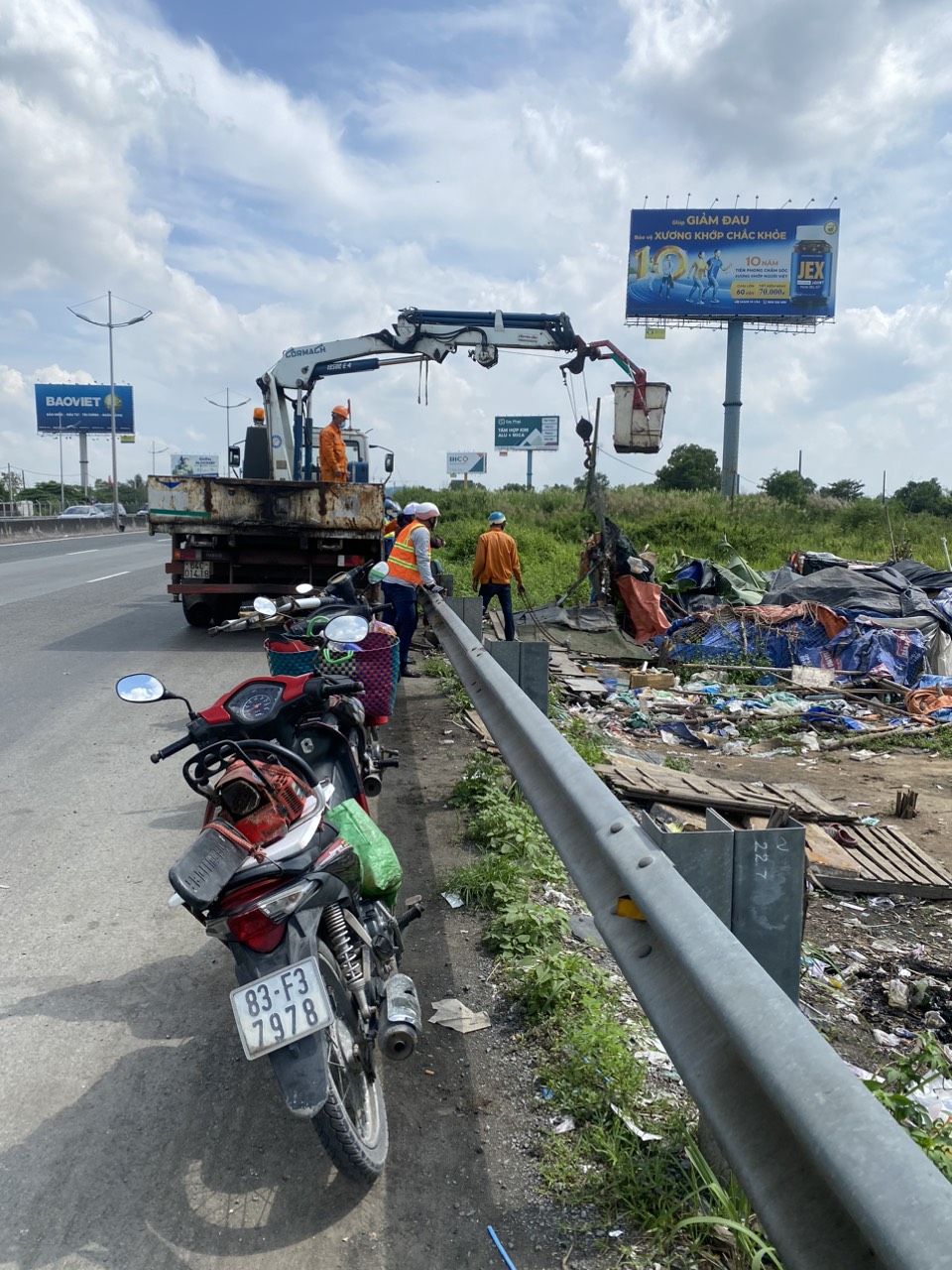 Tiếp tục xử lý người lấn chiếm lòng lề đường bán nước, đồ ăn... trên cao tốc - Ảnh 4.