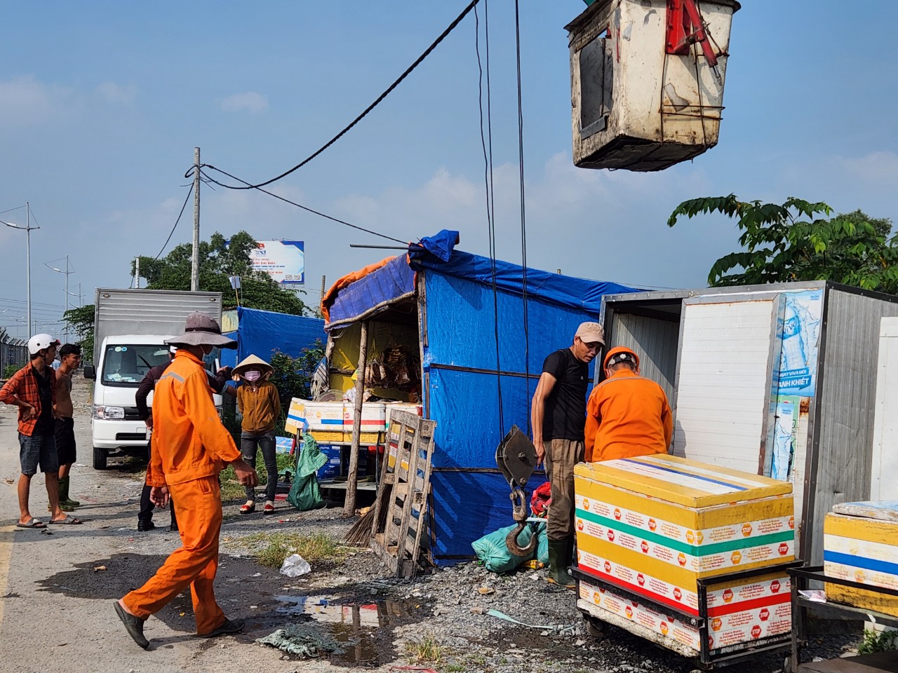 Tiếp tục xử lý người lấn chiếm lòng lề đường bán nước, đồ ăn... trên cao tốc - Ảnh 1.