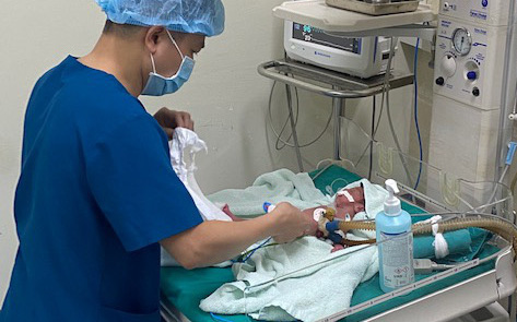 2.000 trẻ khó khăn ở Hà Tiên được khám tầm soát miễn phí dị tật tim bẩm sinh- Ảnh 2. Phẫu thuật thành công cho trẻ nặng 870 gam mắc dị tật tim bẩm sinh