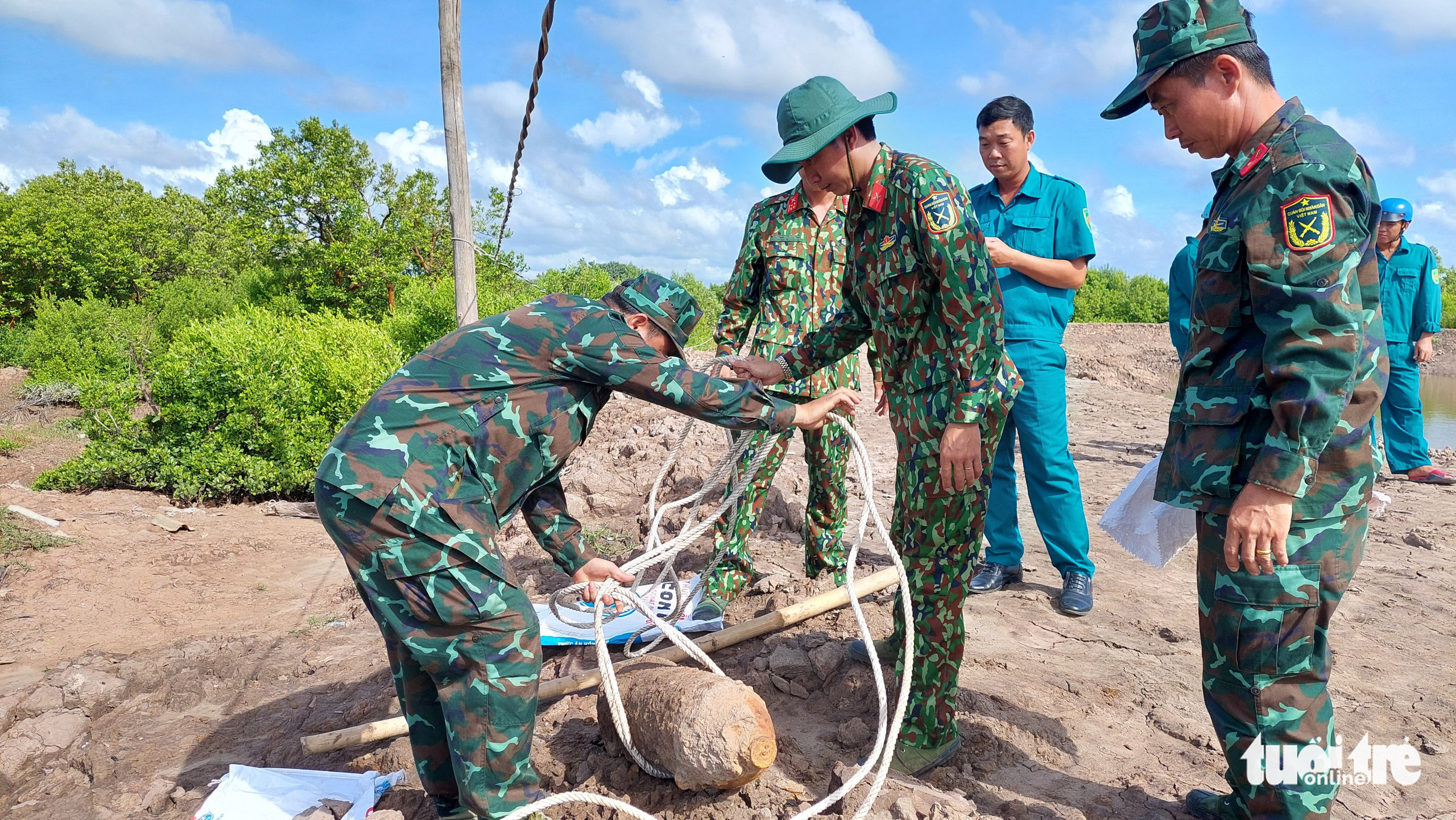 Phát hiện quả bom 112kg còn ngòi nổ - Ảnh 1.