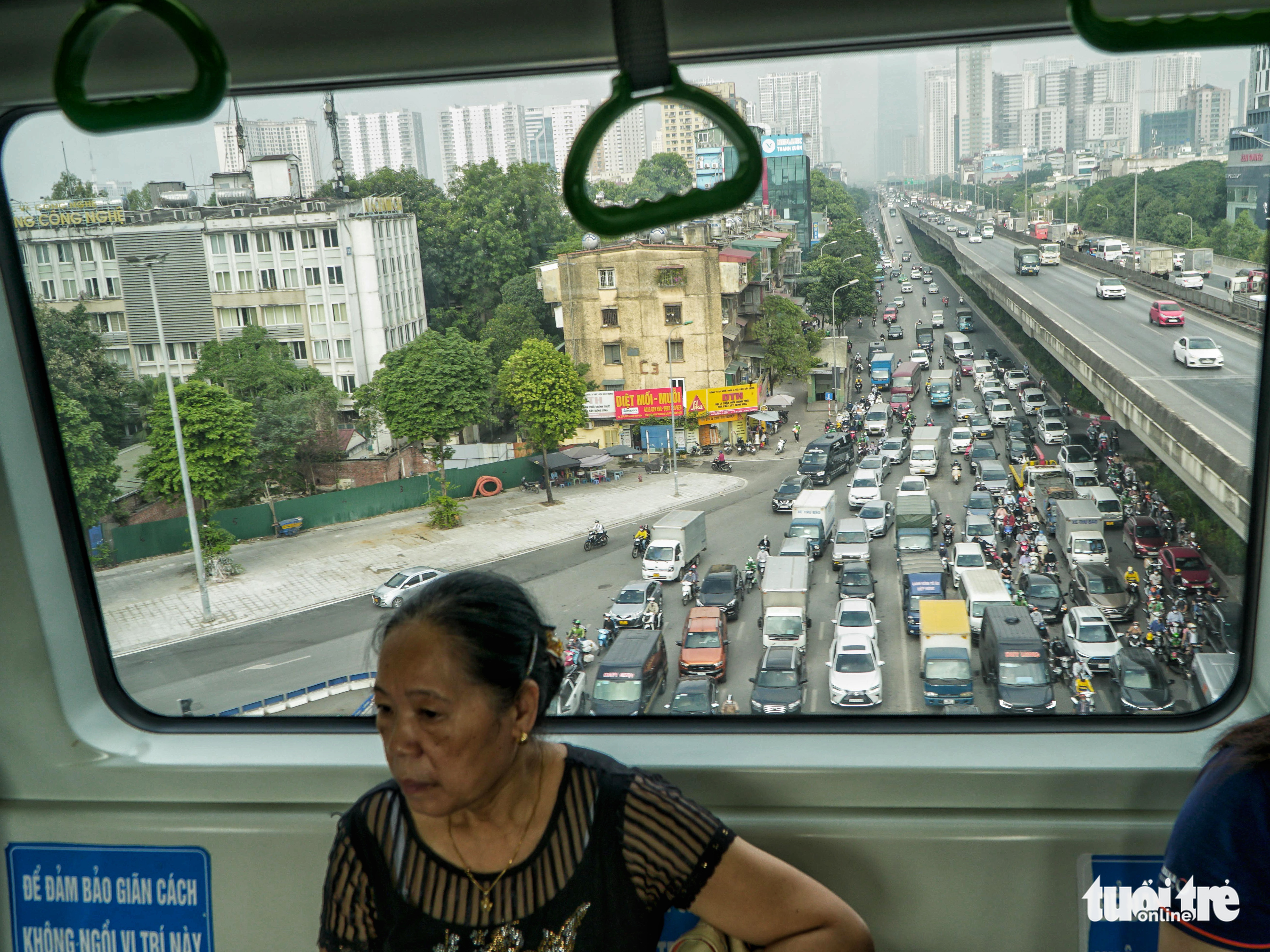 Nhiều người chuyển sang đi tàu metro vì không phải xếp hàng đổ xăng - Ảnh 3.