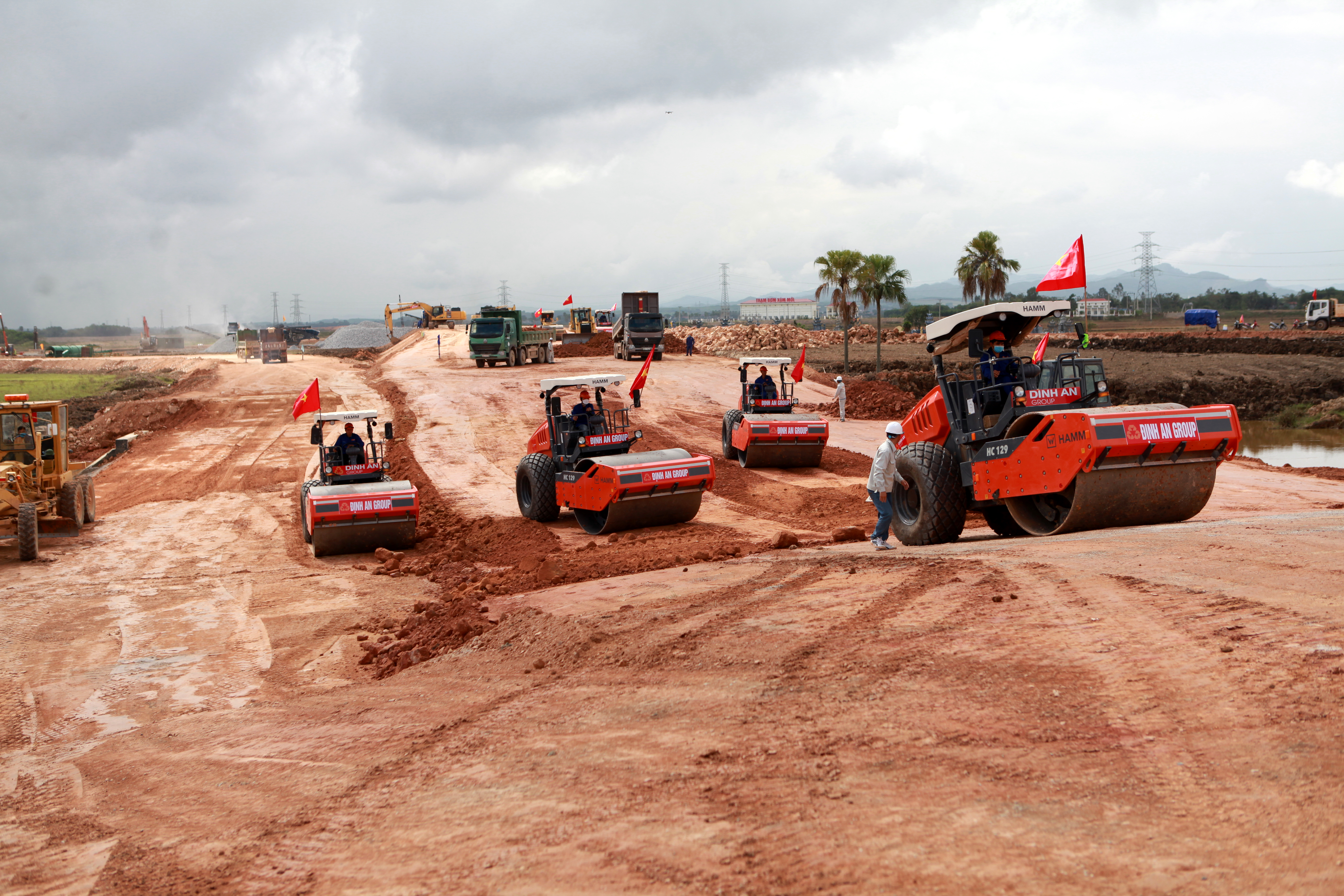 Kiểm tra dự án đường cao tốc, Bộ trưởng Nguyễn Văn Thắng loại nhà thầu yếu - Ảnh 2.