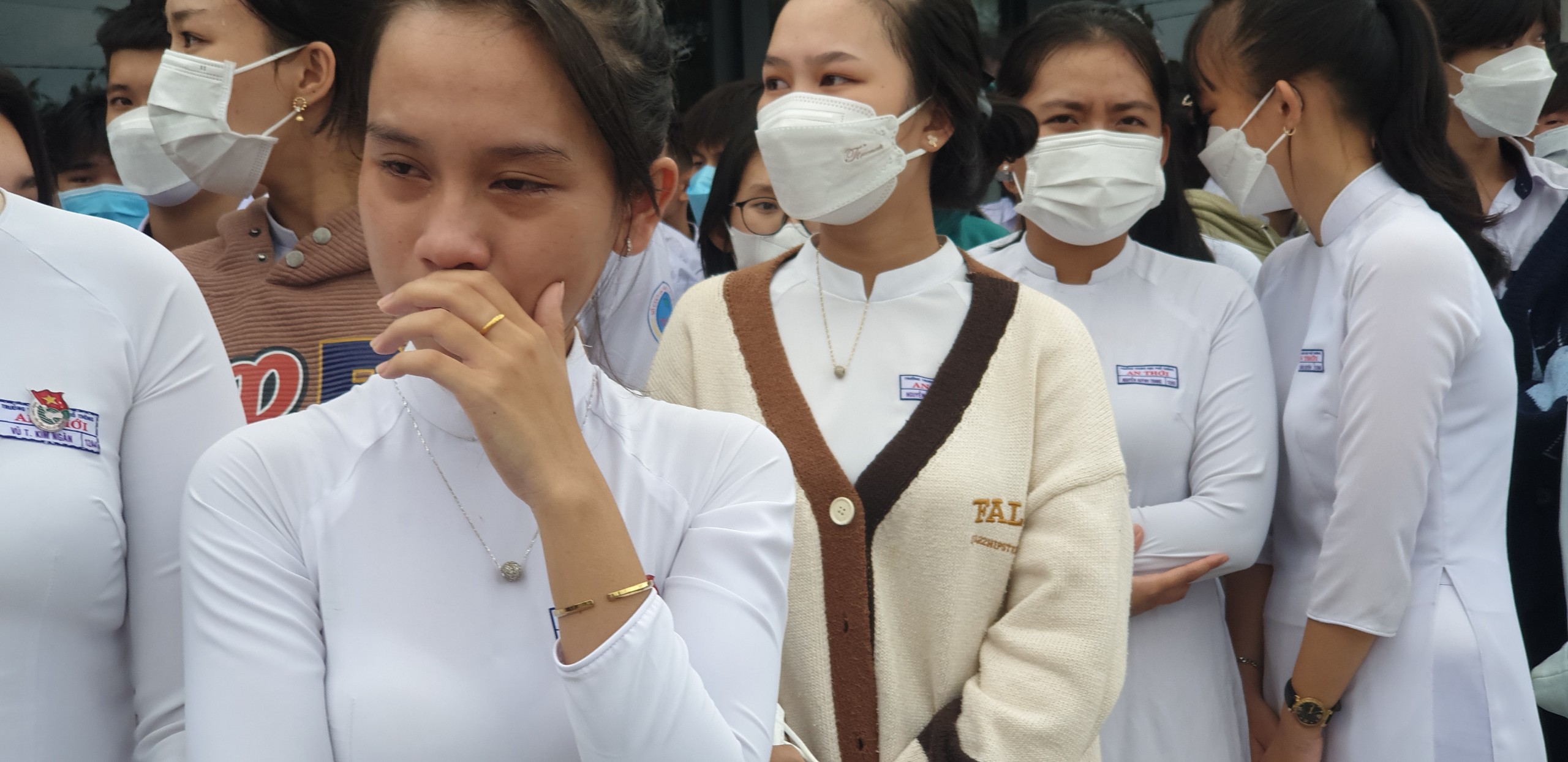 Vụ mượn xe biển số xanh gây tai nạn: Học sinh, thầy cô tiễn đưa nữ sinh tử vong - Ảnh 4.