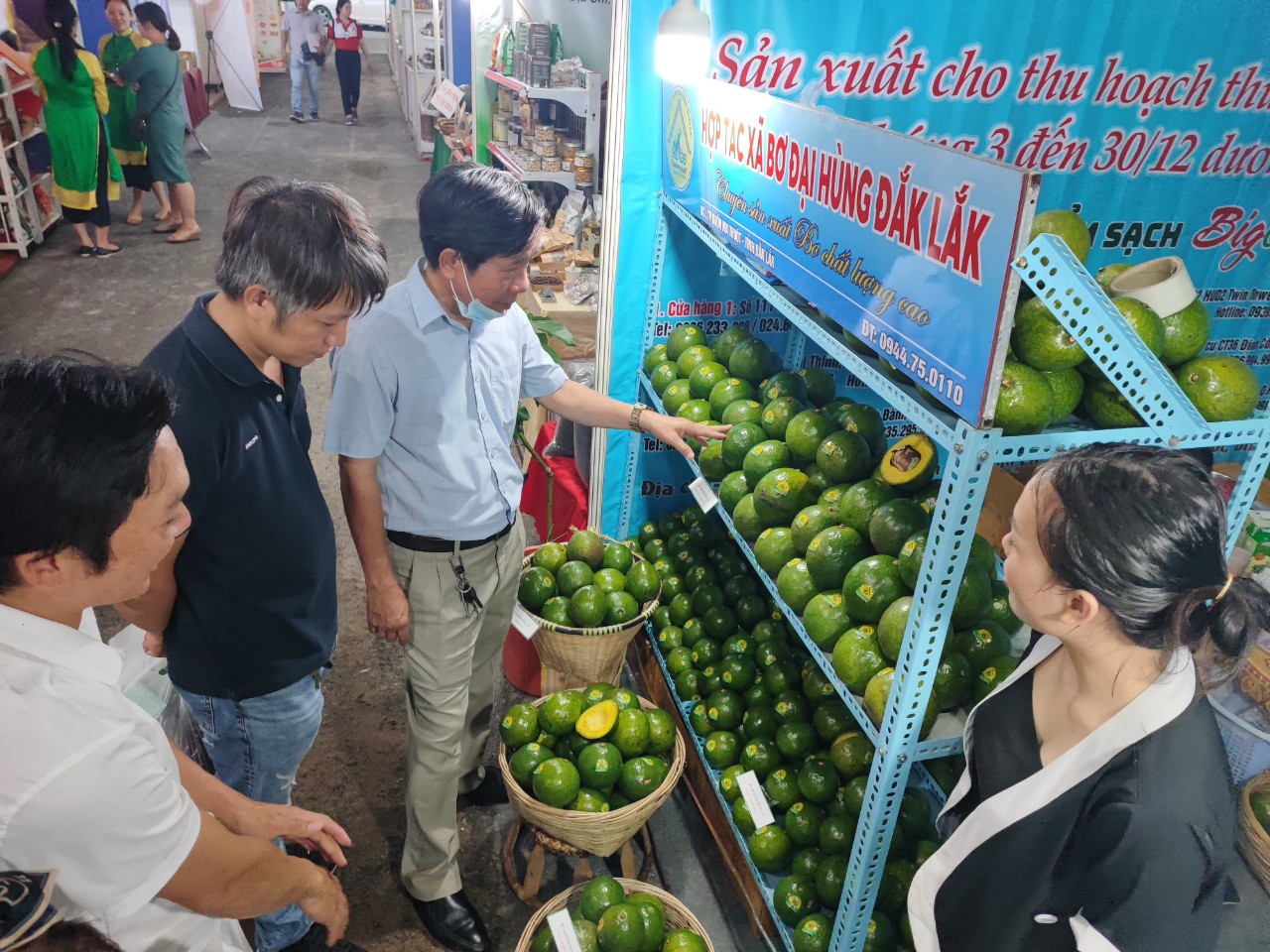 Người dân TP.HCM kéo nhau đi ‘săn nem chả Long An, hải sản khô Sóc Trăng - Ảnh 4.