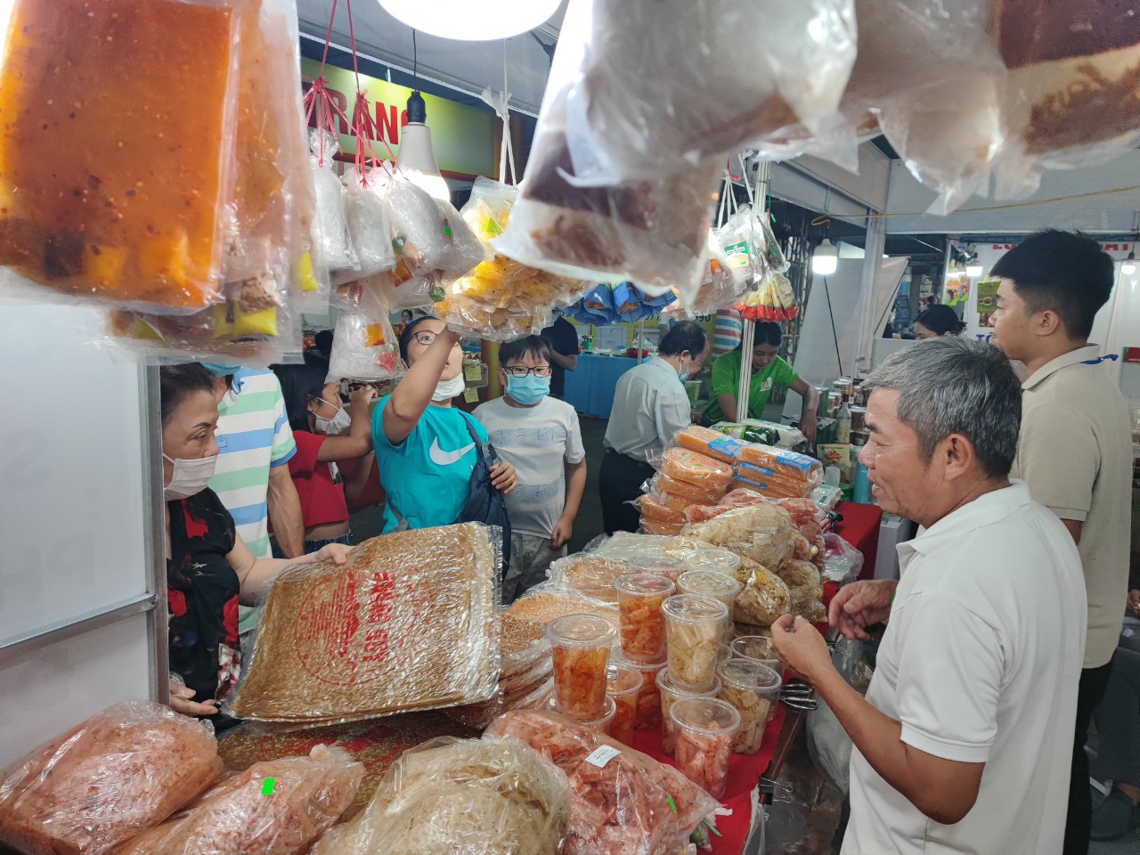 Người dân TP.HCM kéo nhau đi ‘săn nem chả Long An, hải sản khô Sóc Trăng - Ảnh 3.