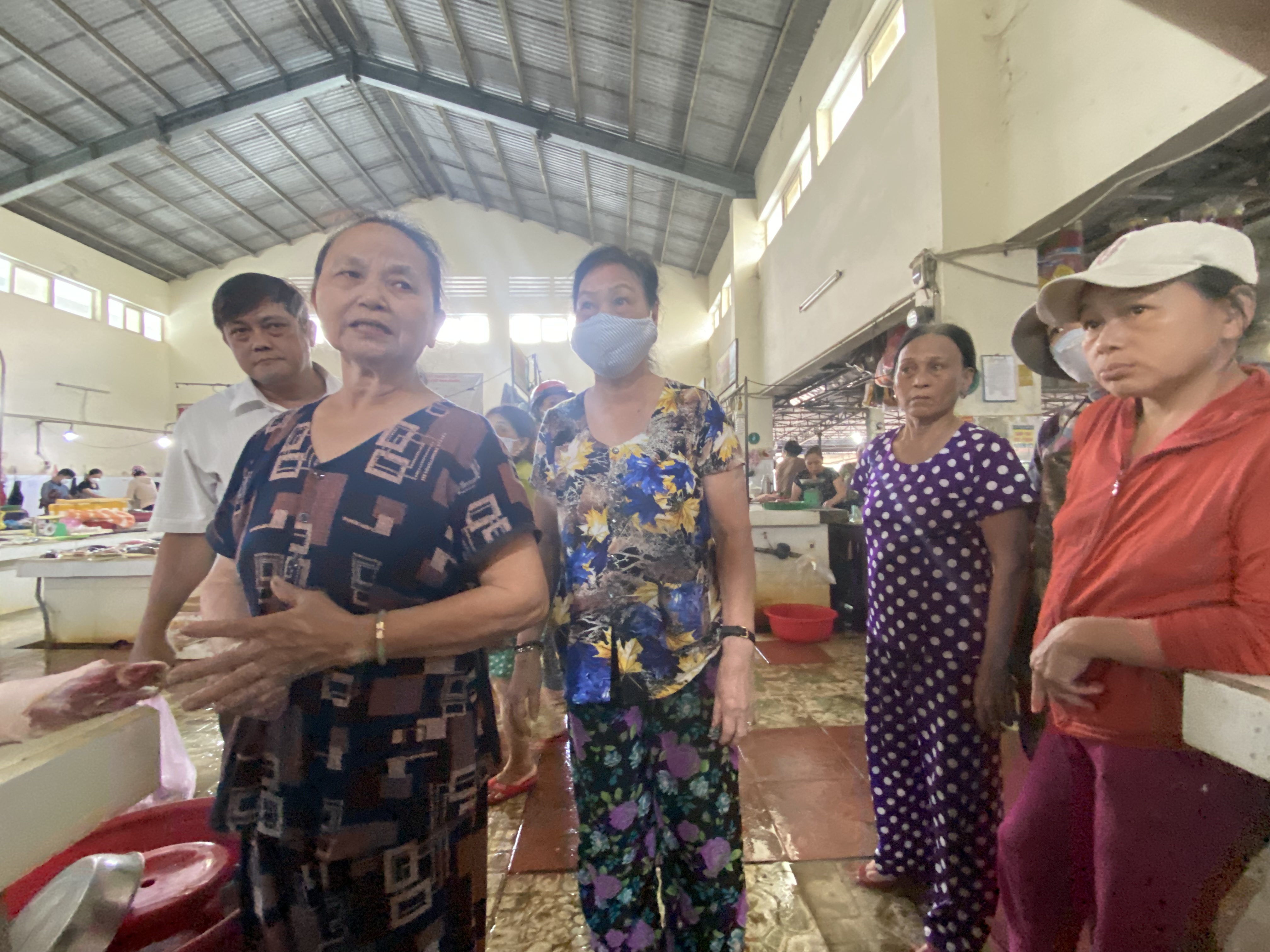 Hàng trăm tiểu thương đứng ngồi không yên khi chủ hụi mất hút - Ảnh 1.