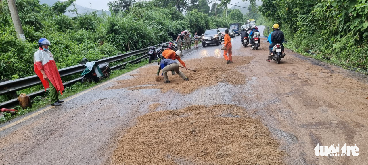 Đèo Bảo Lộc tê liệt vì xe chở nhựa đường lật ngang - Ảnh 2.