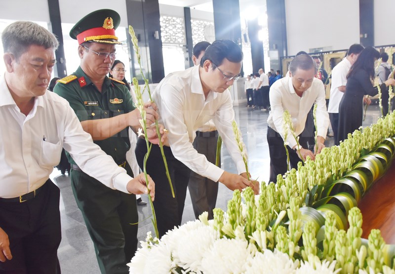 Tưởng niệm đồng bào, cán bộ chiến sĩ hy sinh, tử vong trong đại dịch COVID-19 - Ảnh 9.