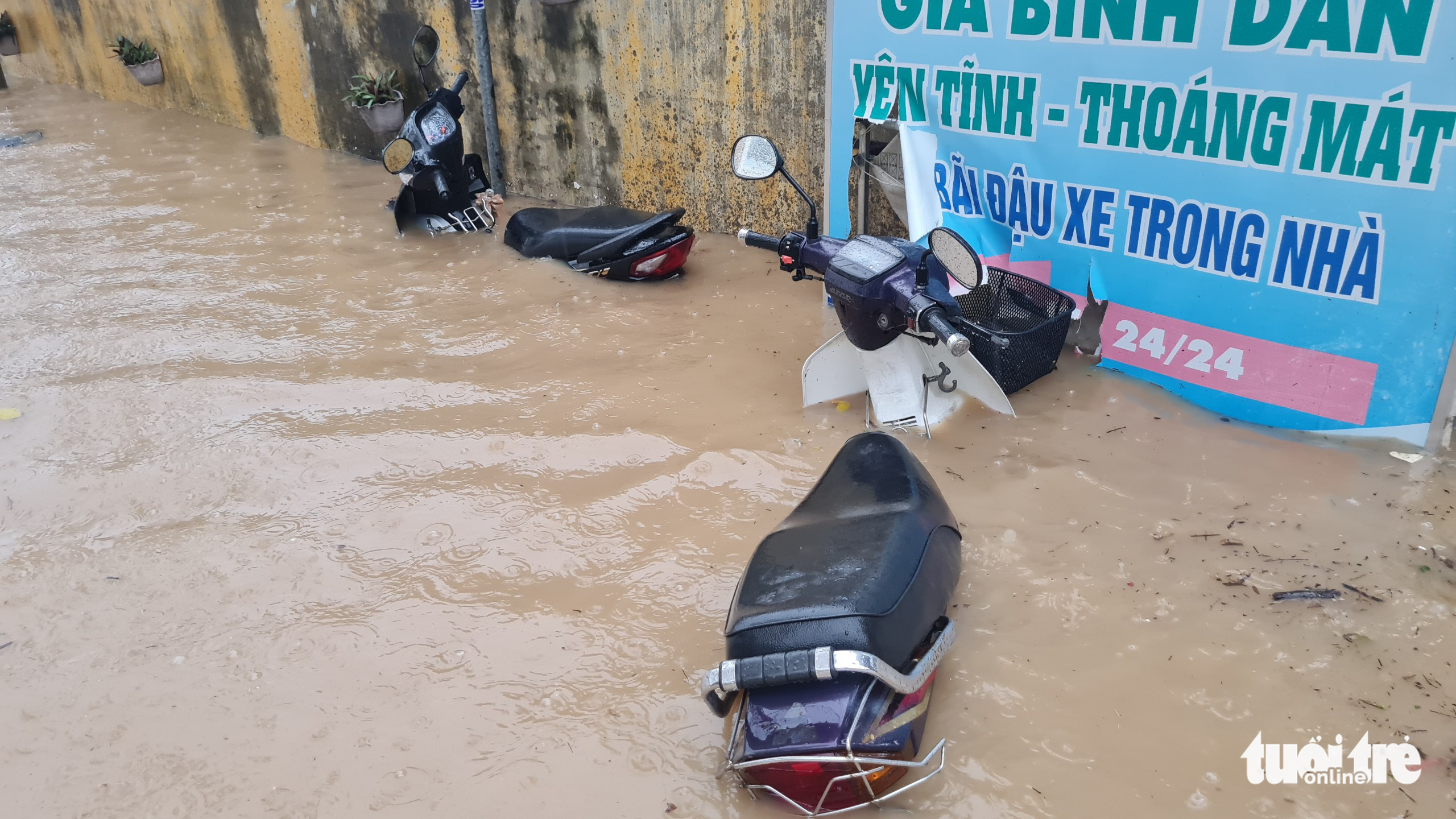 Mưa lớn kéo dài tại Quy Nhơn, xe máy và người đi đường bị nước cuốn - Ảnh 7.