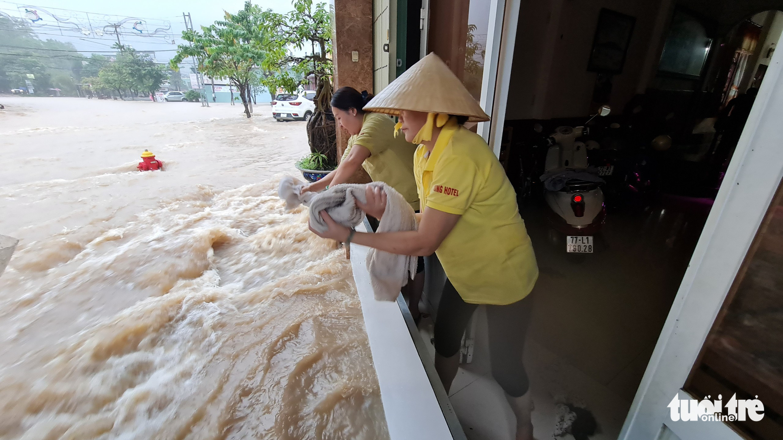Mưa lớn kéo dài tại Quy Nhơn, xe máy và người đi đường bị nước cuốn - Ảnh 5.